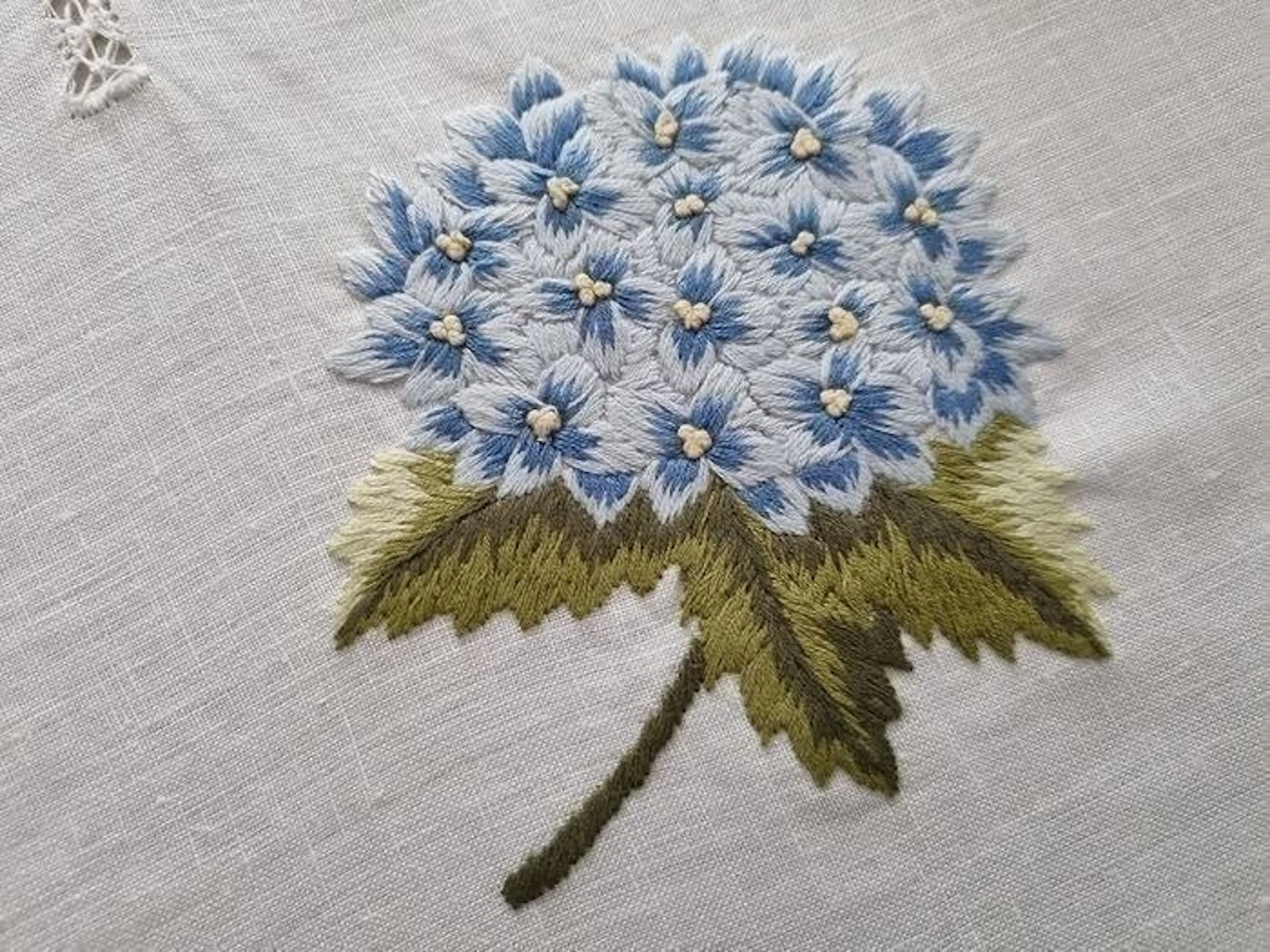 Tovaglia puro lino con ricamo Fiori a mano 12 posti...
