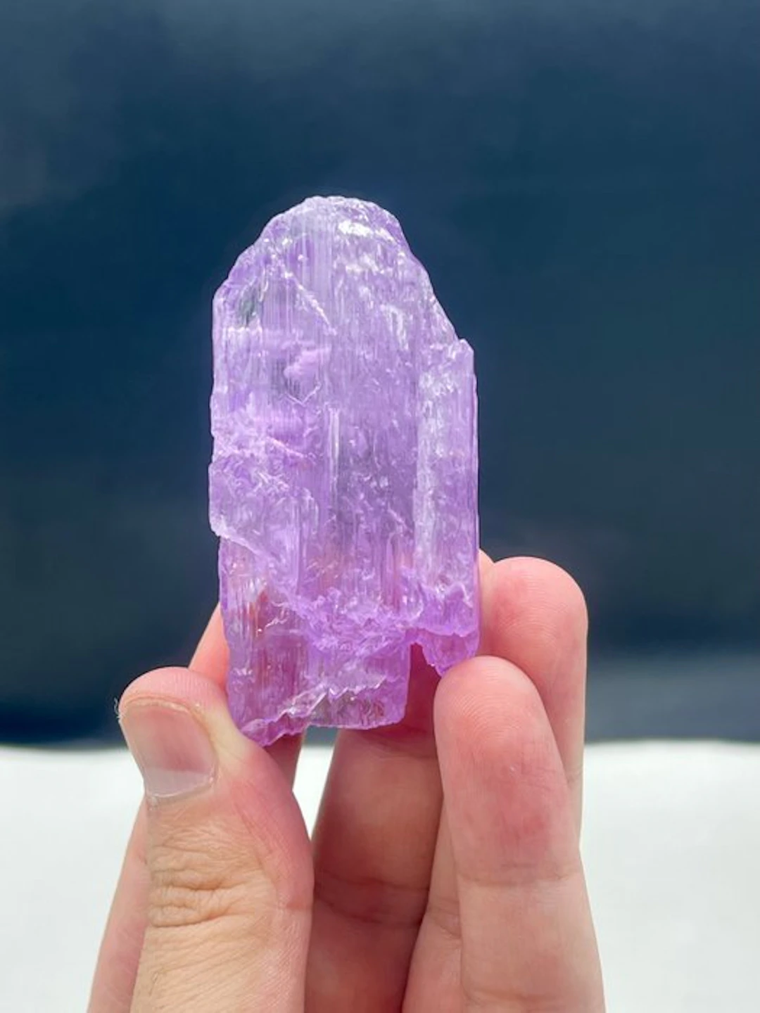 Purple kunzite Crystal - Height: 62 mm - Width: 31 mm- 76 g - (1)