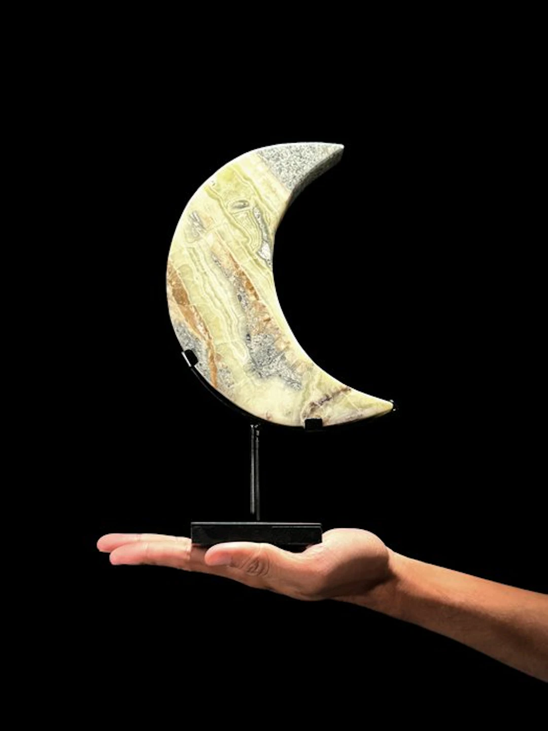 NO RESERVE PRICE - Wonderful Onyx Crescent Moon-Shaped on...