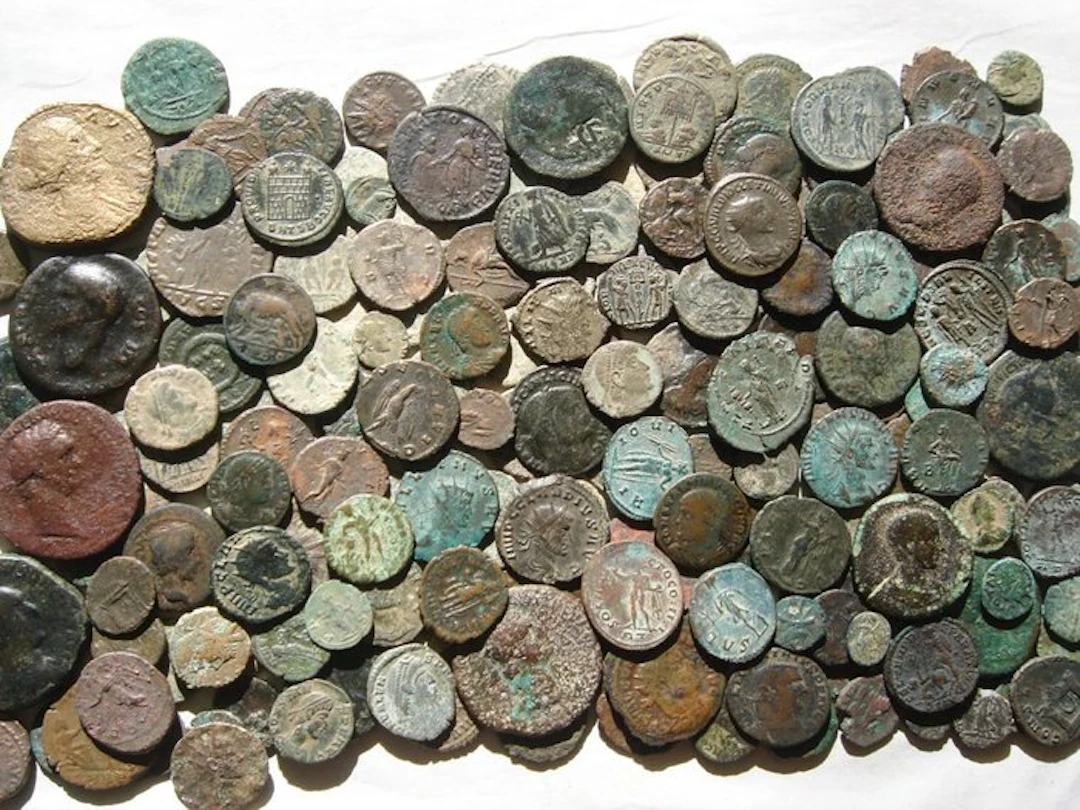 Roman Empire Lot comprising 200 Roman Imperial bronze coins