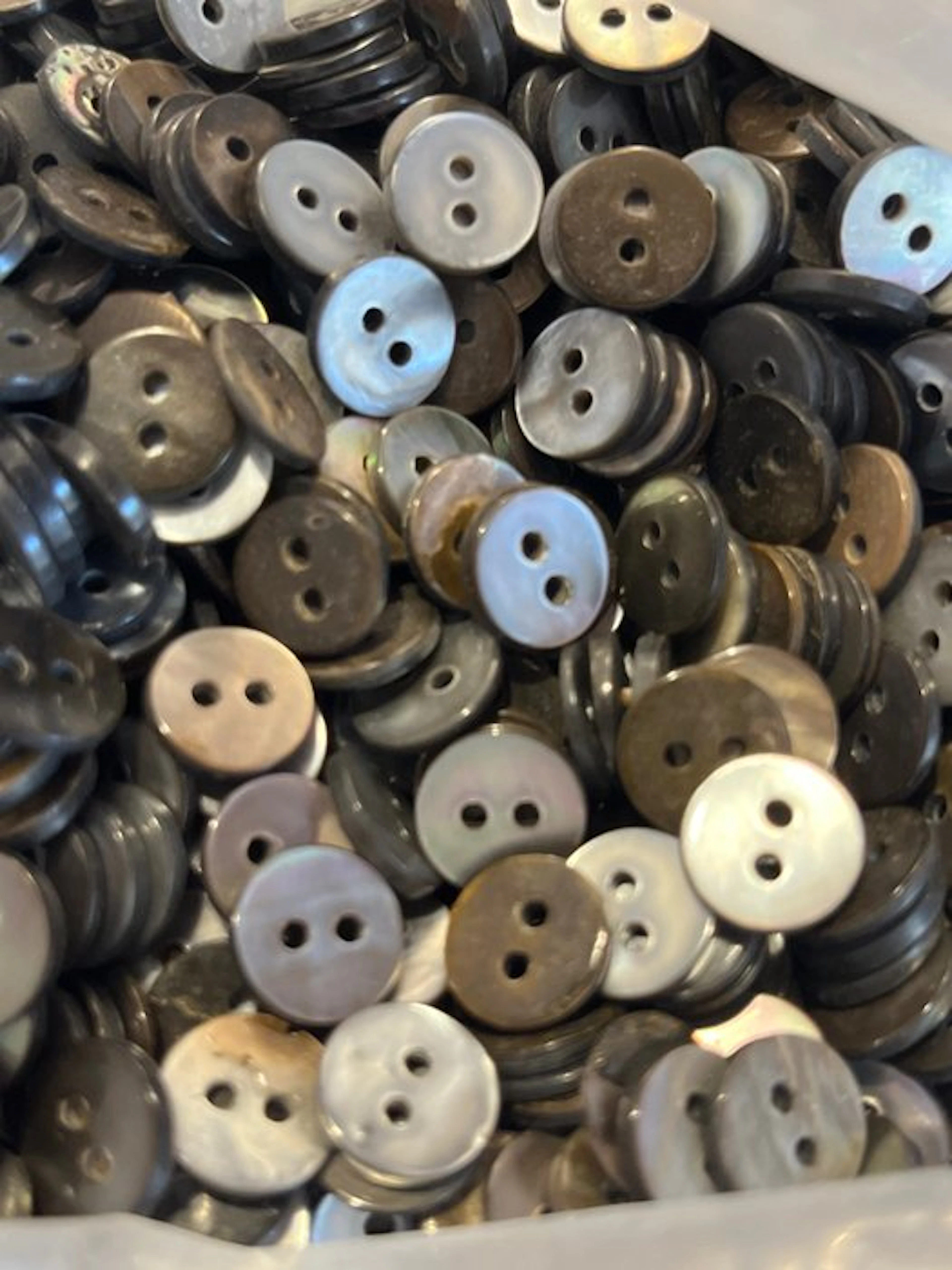 Themed collection - Mother-of-pearl and black buttons