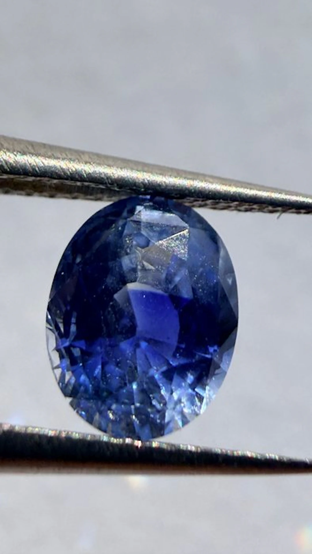 Blue Sapphire - 1.38 ct - Antwerp Laboratory for Gemstone...