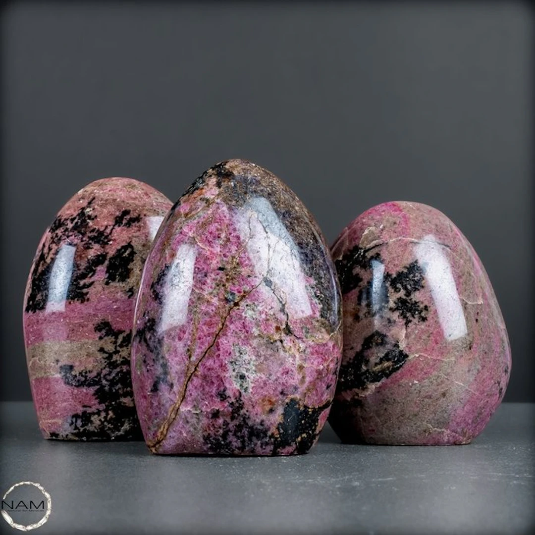 Rhodonit Trio – Three unique freeform shapes full of...