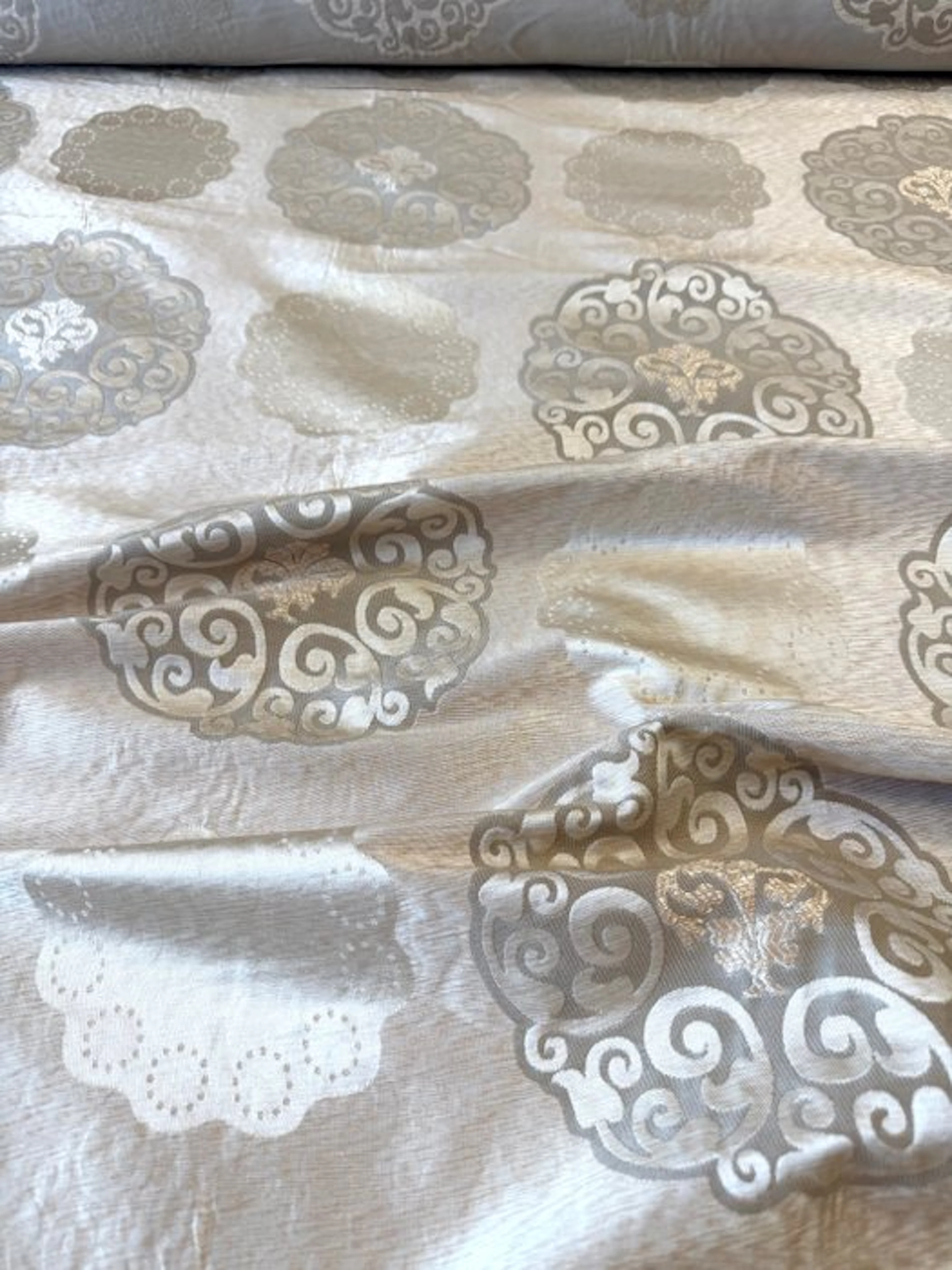 1734 ★ Refined Italian upholstery jacquard with a...