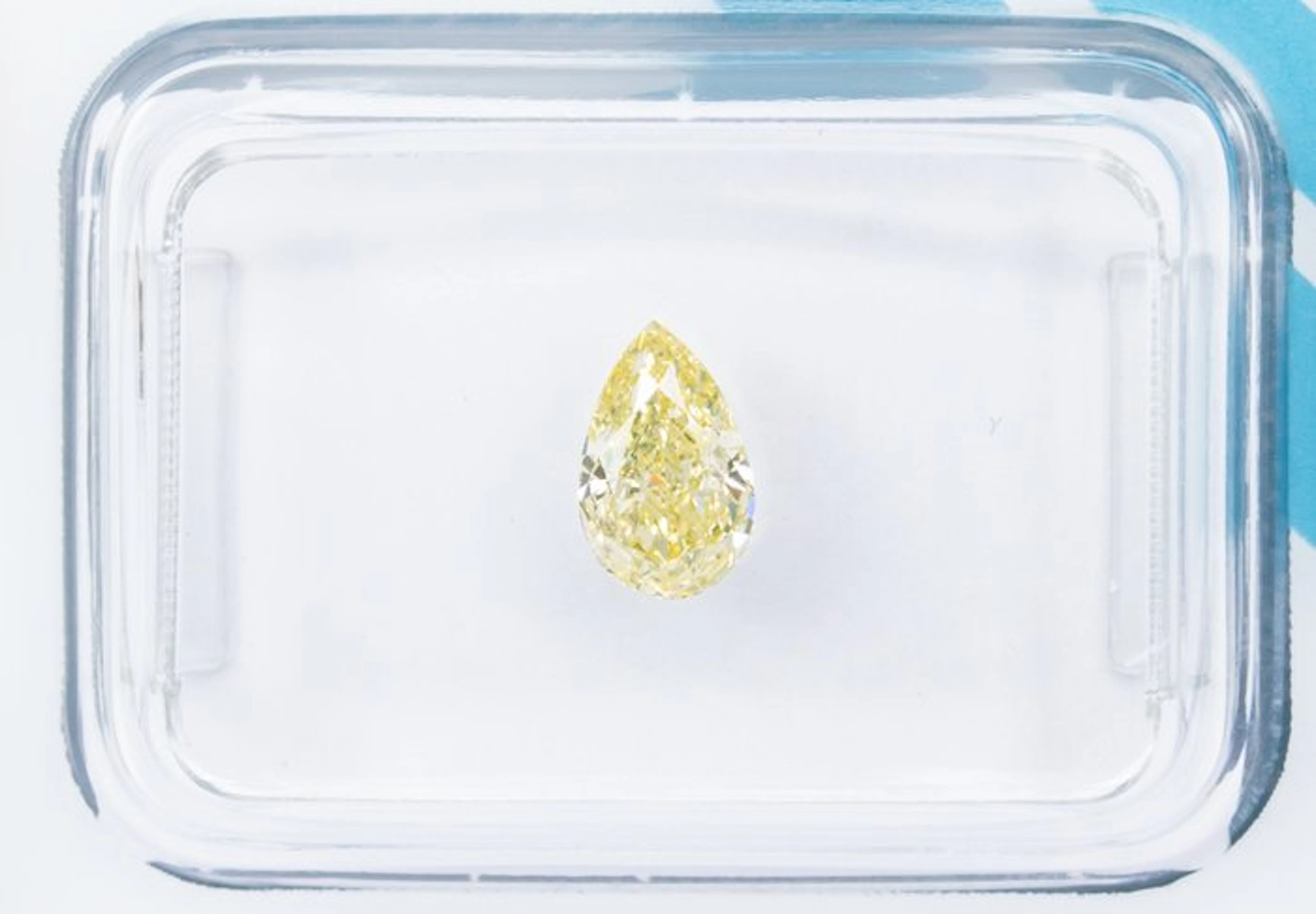 No reserve price - 1 pcs Diamond (Natural coloured)...