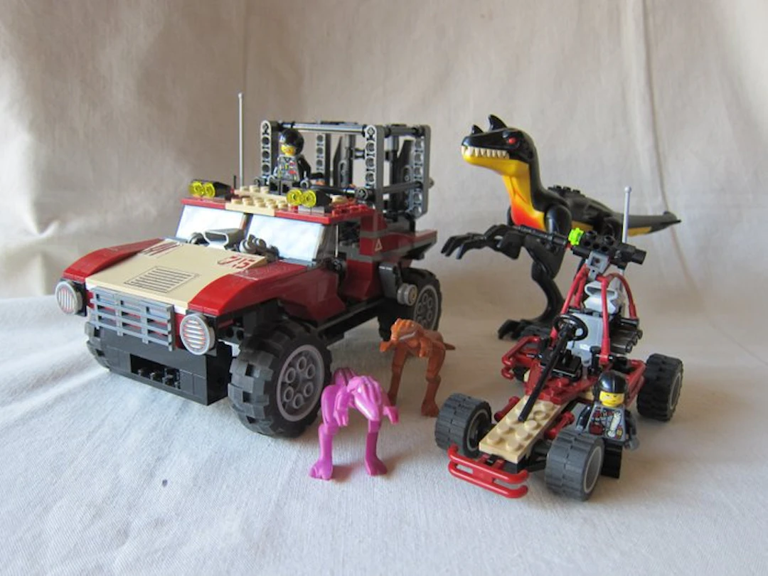 LEGO Set - Dino 2010 - lego sets 7474 Urban Avenger vs