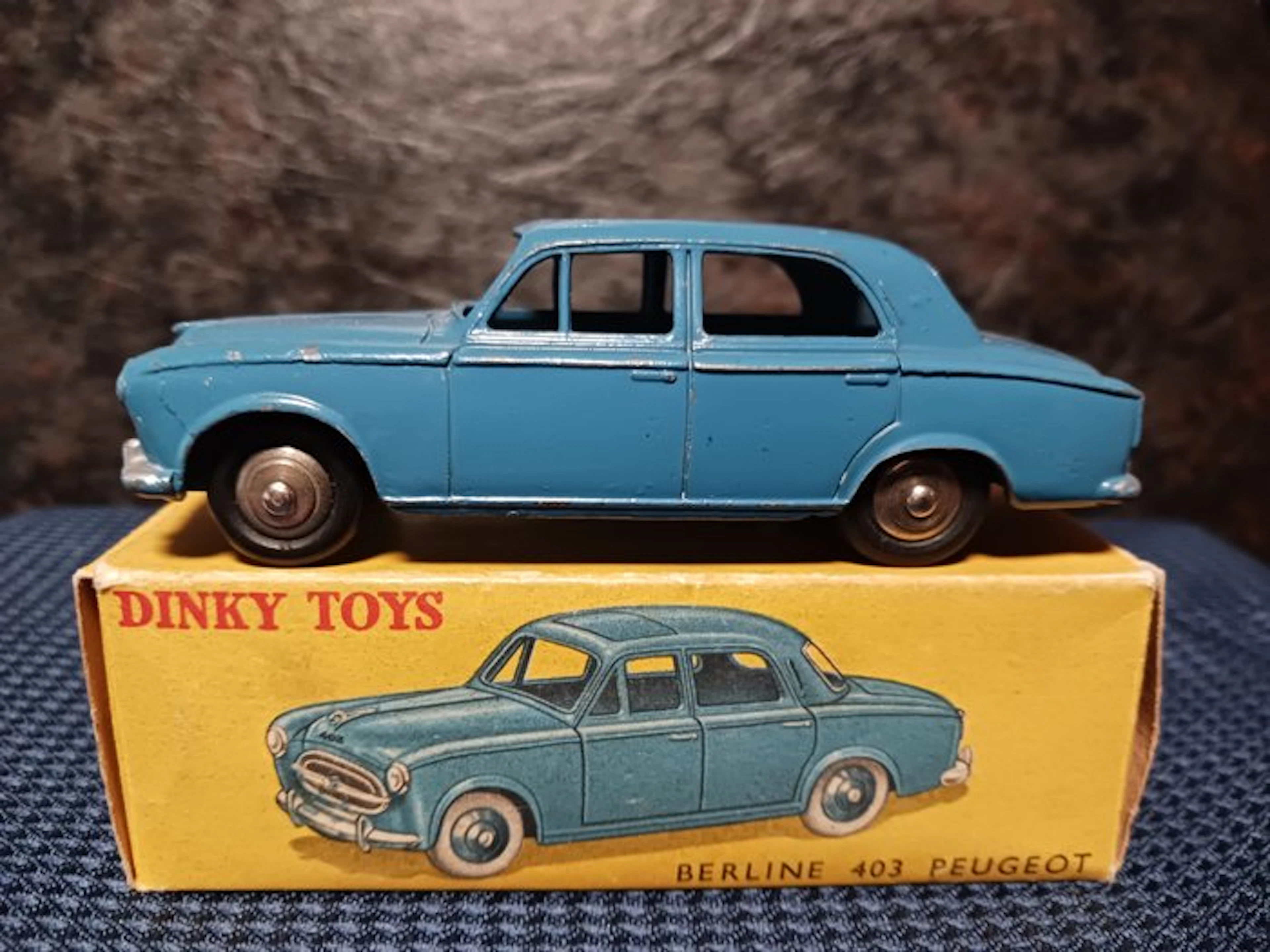 Dinky Toys 1:43 - Model car - Peugeot 403 Berline