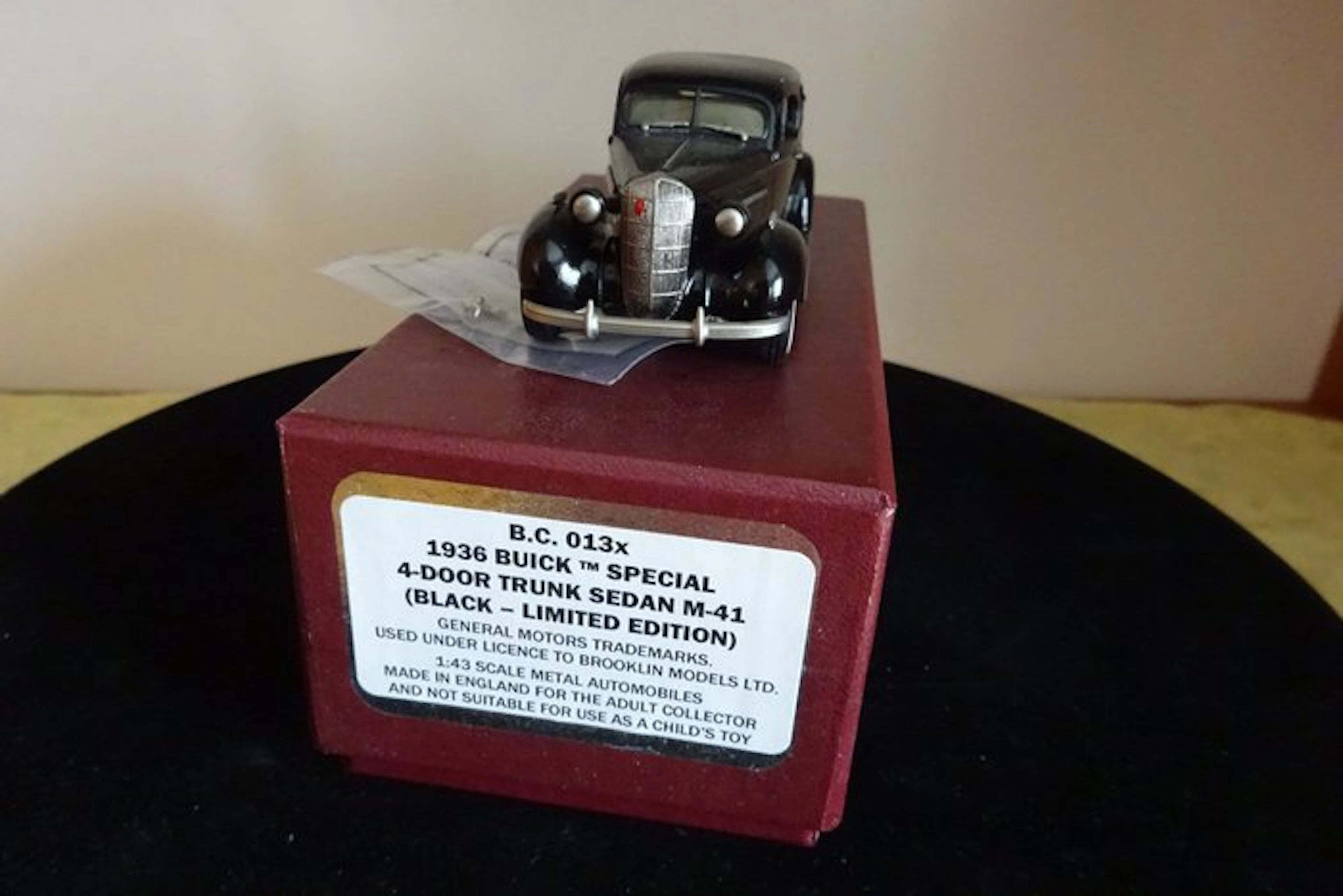 Brooklin 1:43 - Model car - 1936 Buick Special 4-door trunk sedan M-41