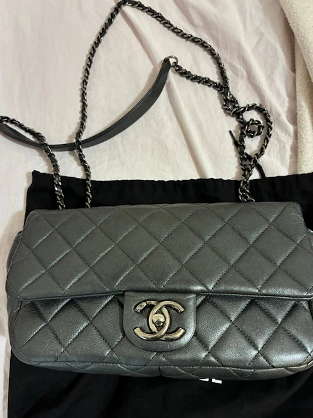 Chanel - Timeless Classic Flap Medium - Crossbody bag