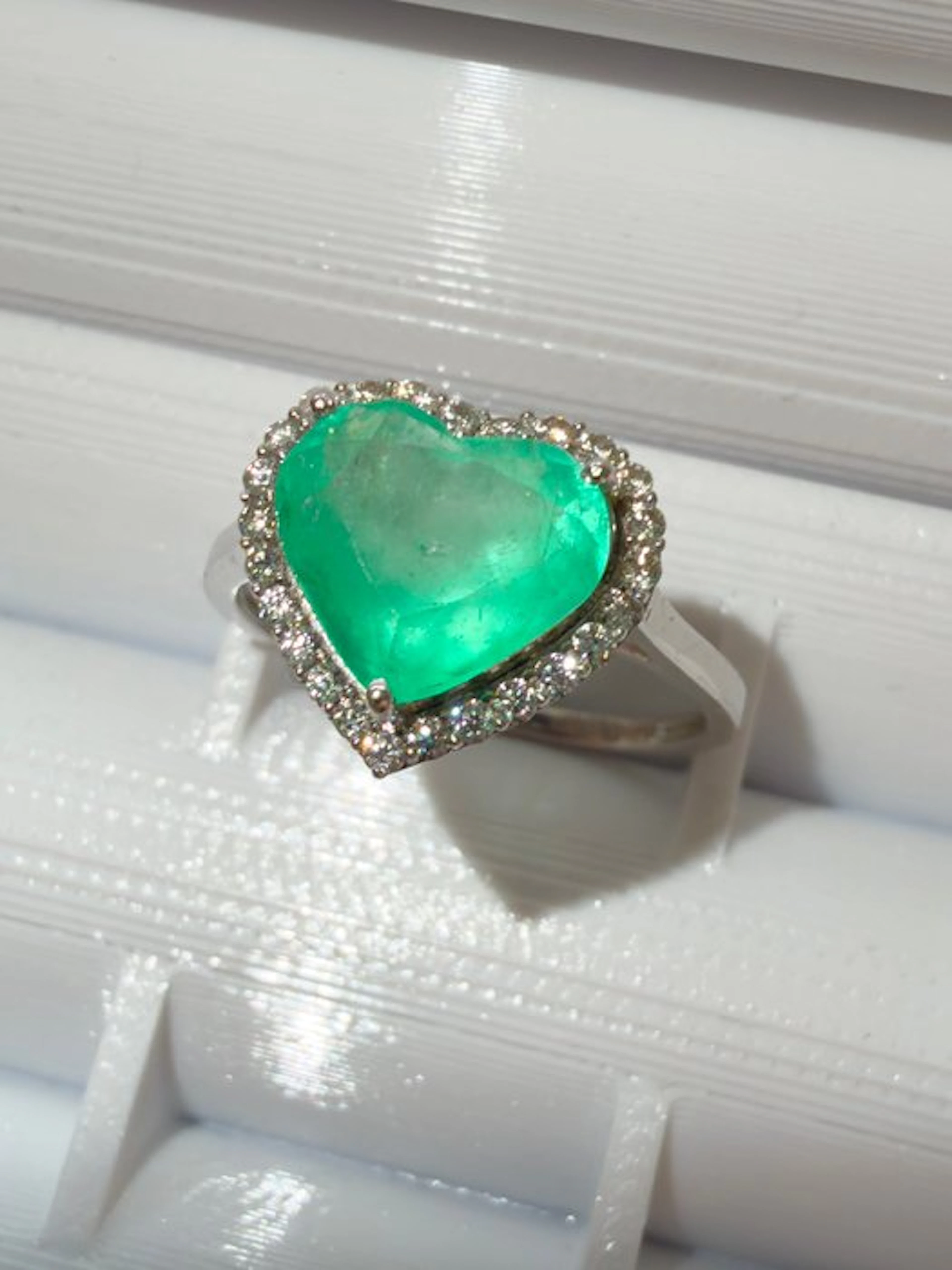 Ring - 14 kt. White gold - 2.53ct. tw. Emerald - Diamond - Colombia
