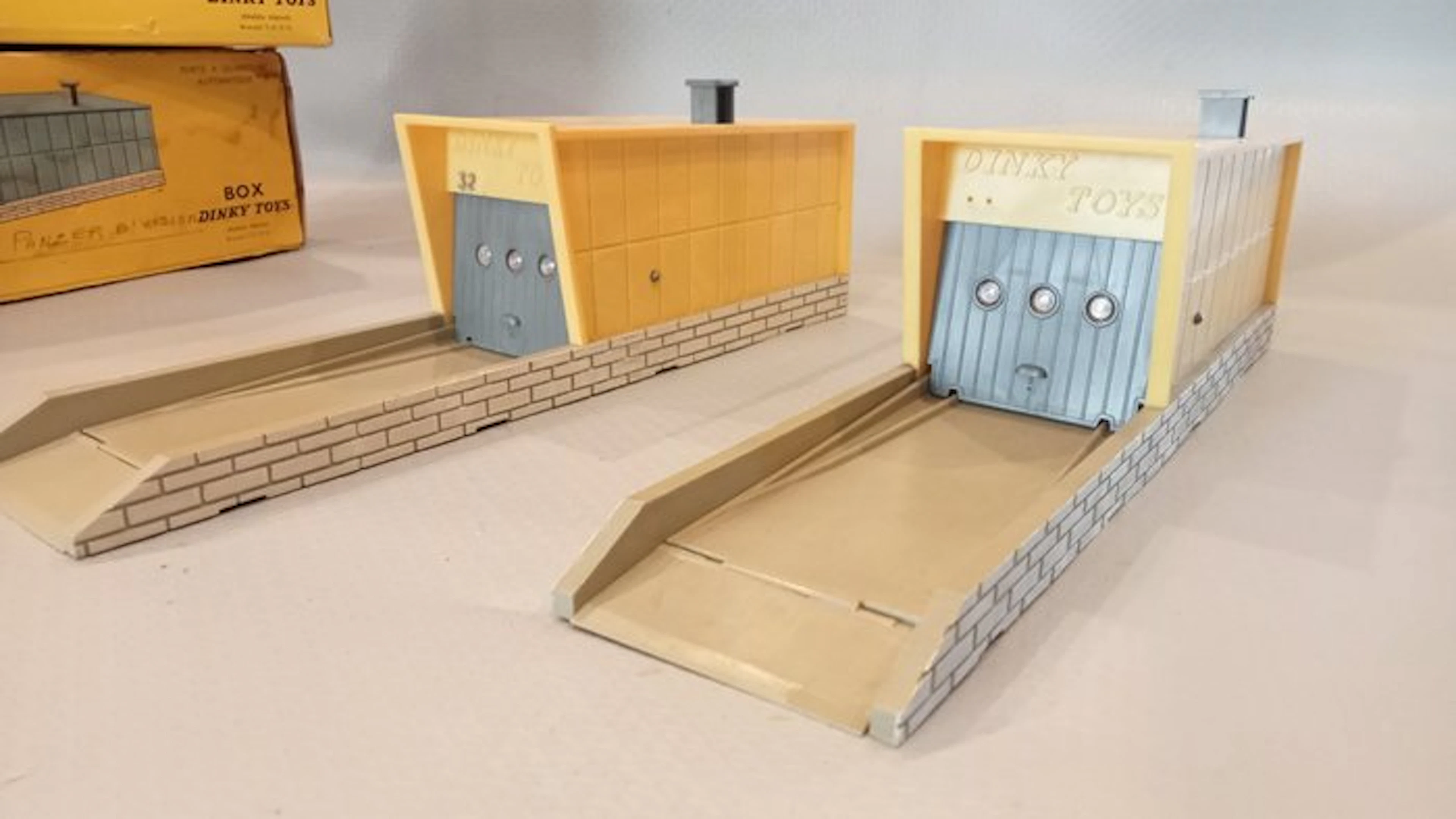 Dinky Toys 1:43 - Model truck (2) - 502 Box garage Dinky Toys
