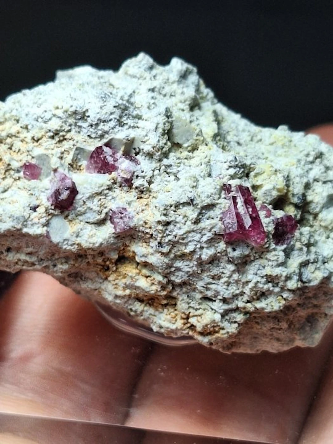 Super rare Red Beryl Crystals on matrix - Height: 48 mm - Width: 32 mm- 63.9 g