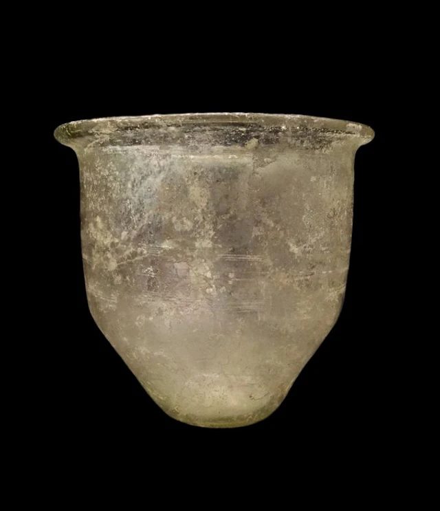 Gallo-Roman - glass goblet adorned with circular grooves - 2nd century AD.