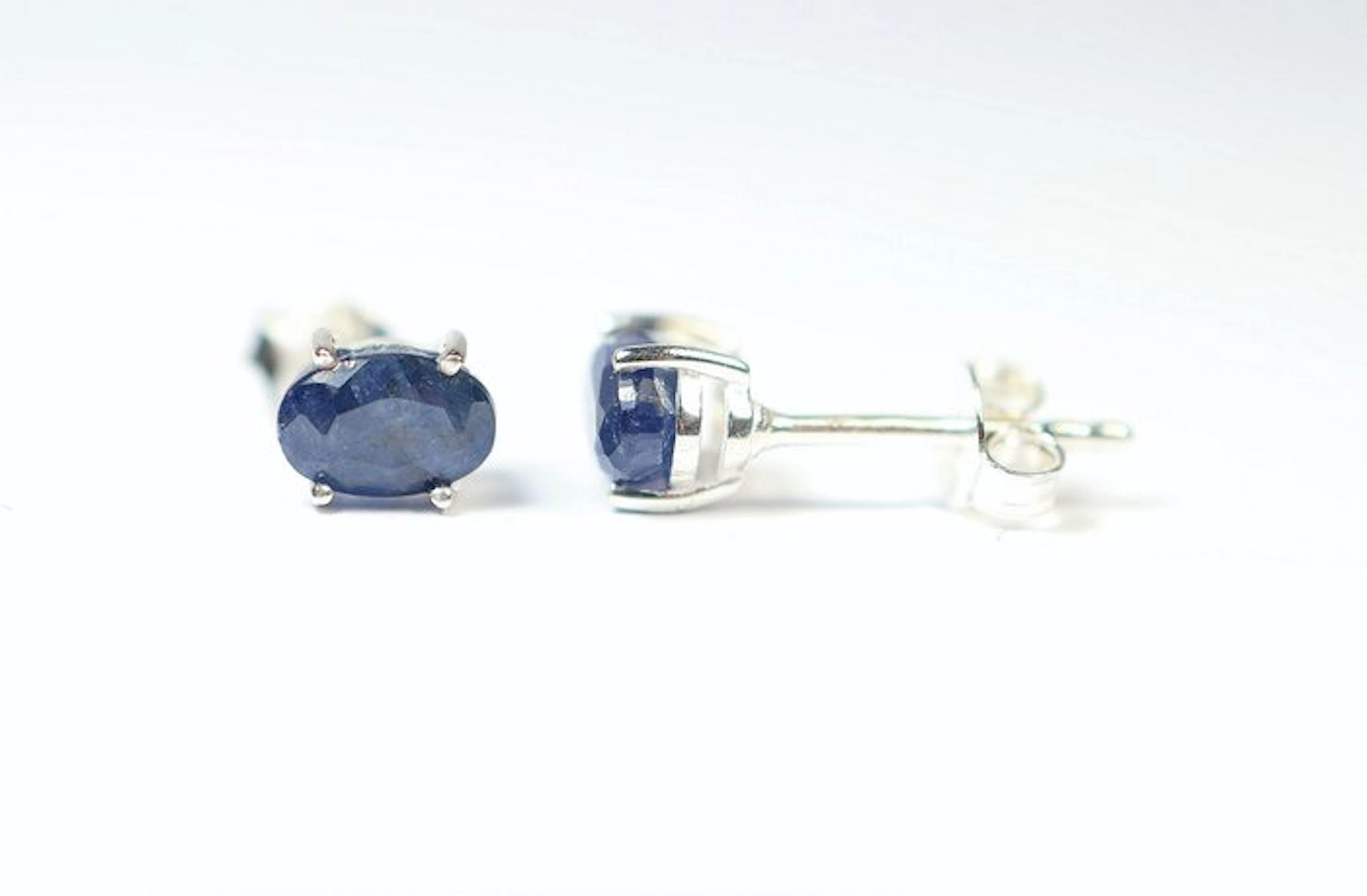 Sapphire / 2 ear studs / new- 0.86 g - (2)