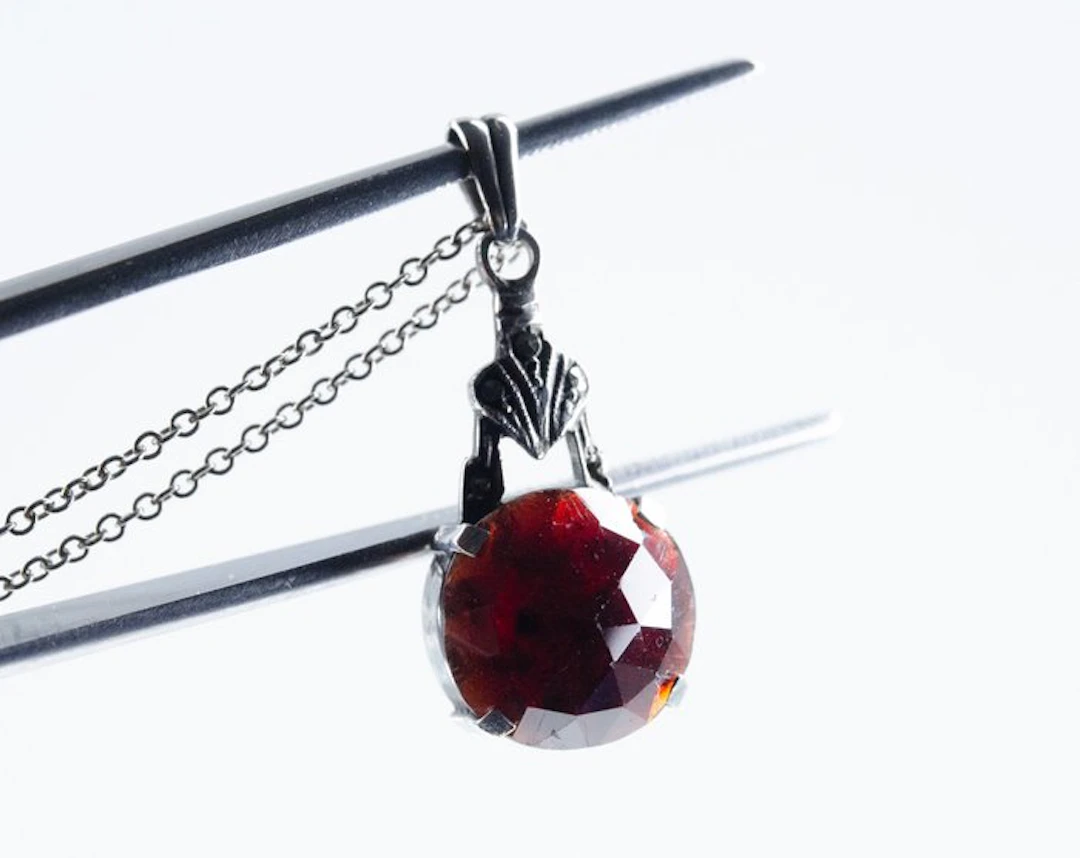 - 835 silver - 8.00 ct natural garnet - marcasite - Necklace with pendant