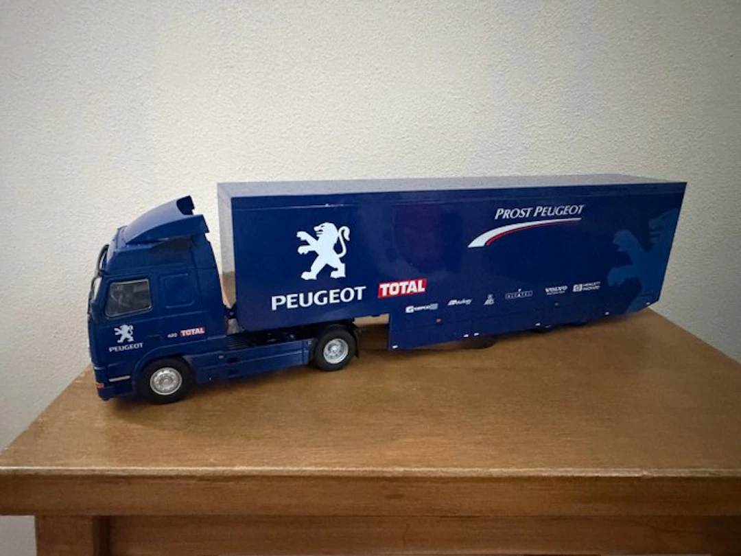 IXO 1:43 - Model truck - Volvo FH12 Prost Peugeot 1998