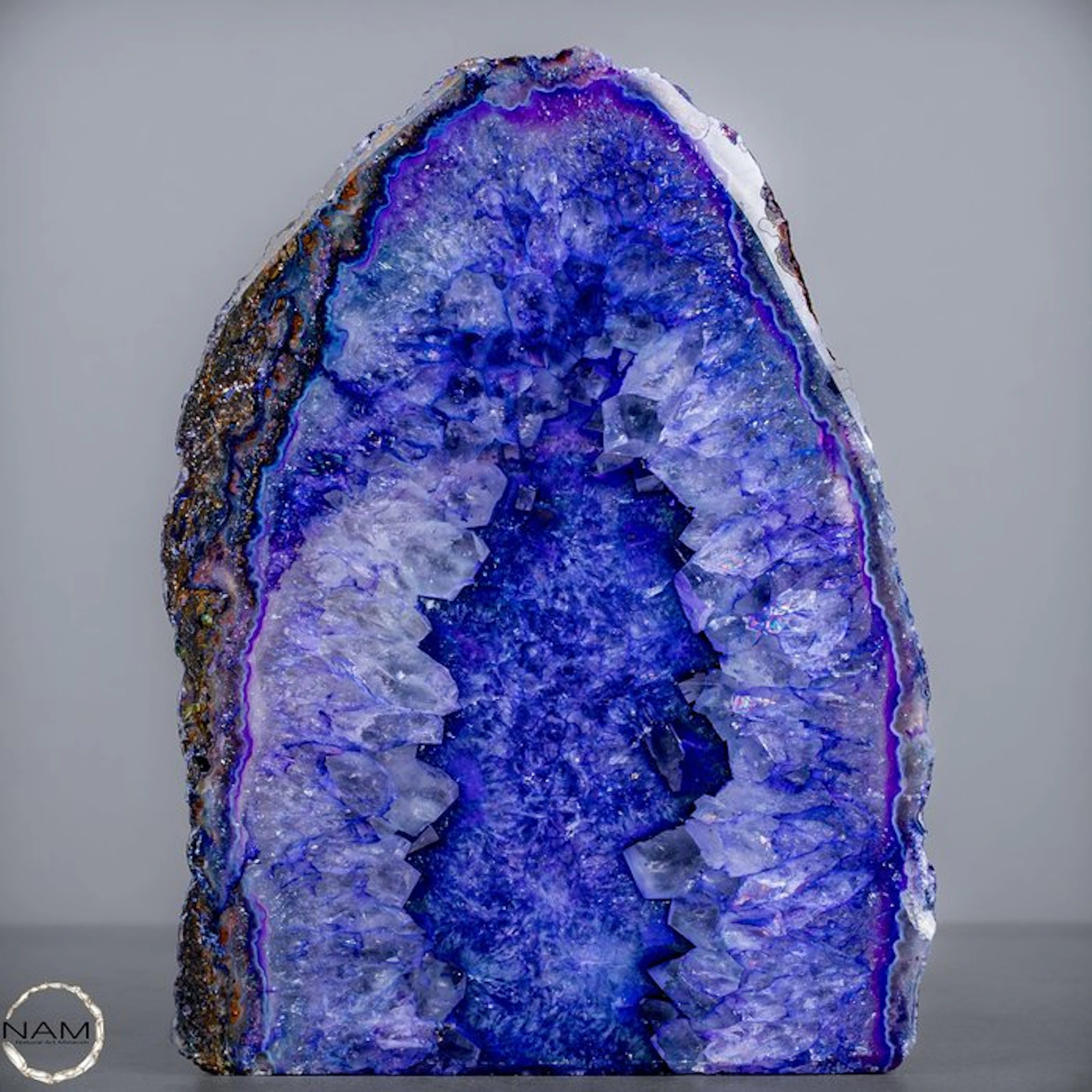 Spectacular agate drusy disc with an intense violet-blue...