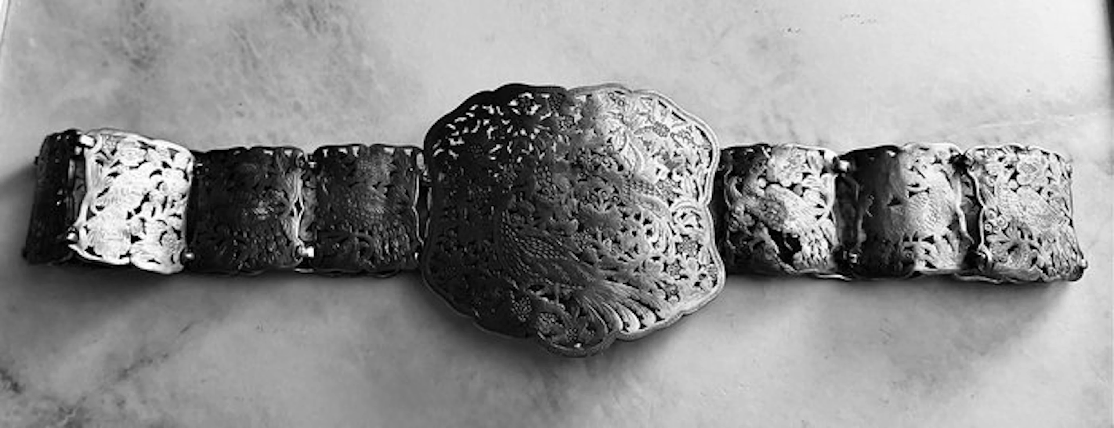 Silver belt with accompanying silver belt buckle