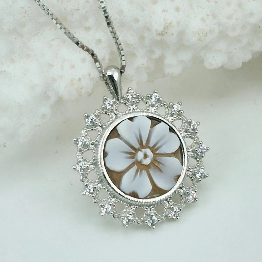 Silver, No Reserve - Necklace with pendant - Hand-engraved cameo
