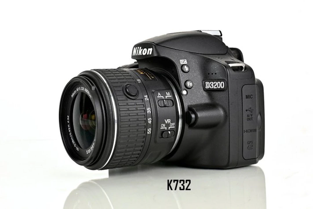 Nikon D3200 + AF-S 18-55mm VR Digital reflex camera (DSLR)