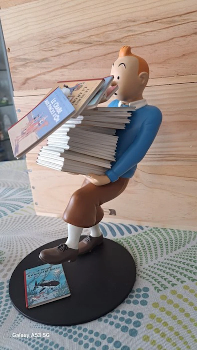 Moulinsart - Figurine - Tintin tenant les albums - Resin