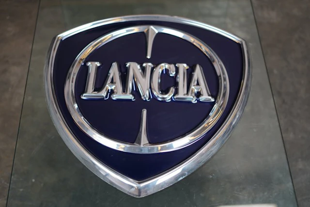 Lancia - Lancia badge emblem - Sign - Metal, Chrome, Plastic