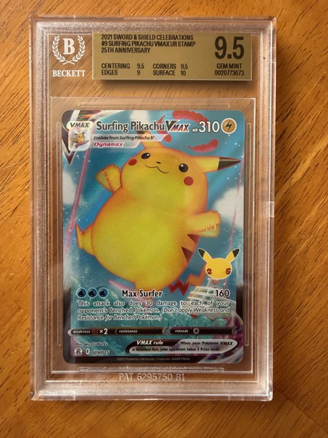 Pokémon - 1 Graded card - Surfing Pikachu VMAX 009/025 Foil
