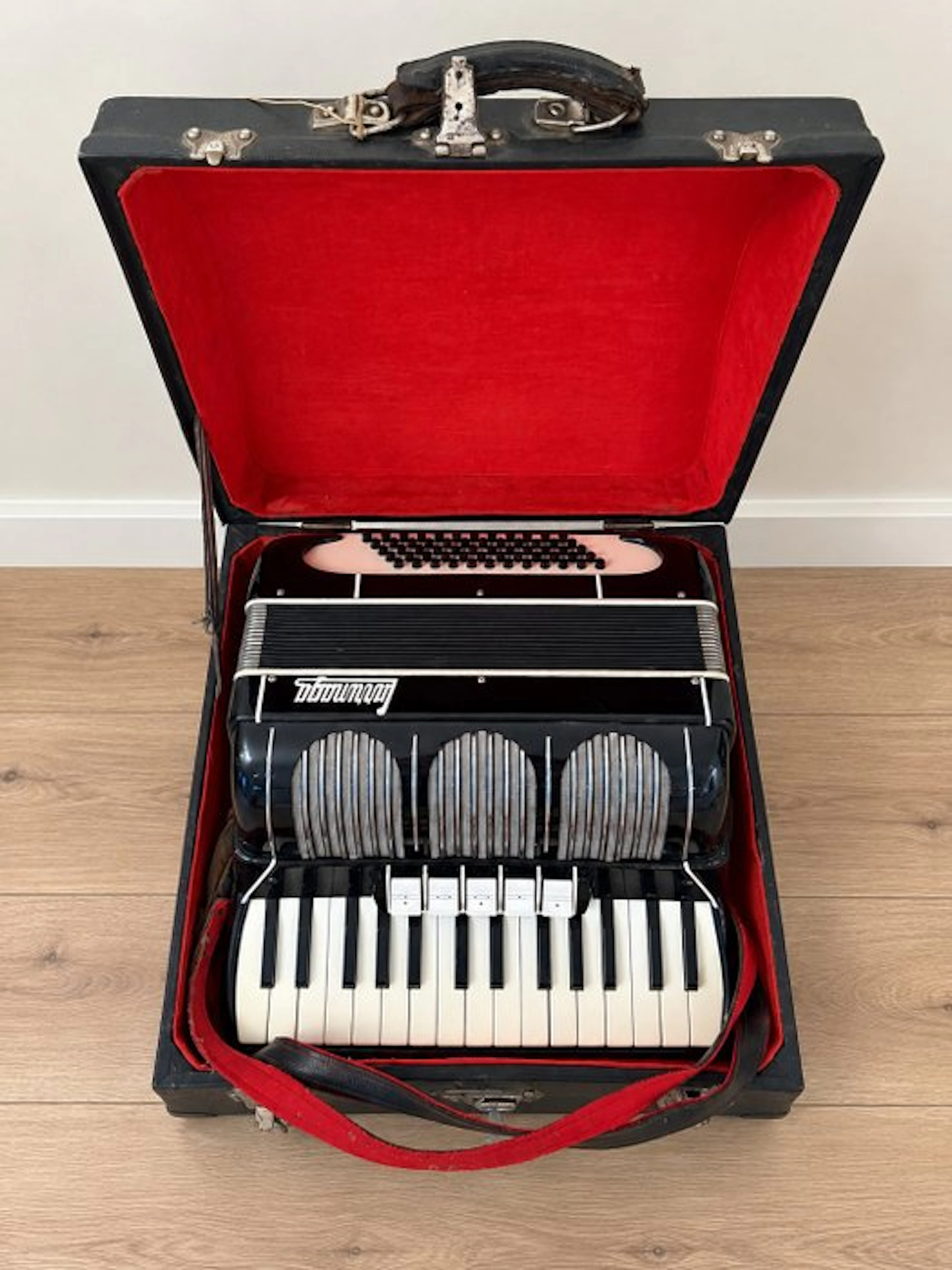 Larrinaga - - Piano accordion - Spain - 1950 (No reserve price)