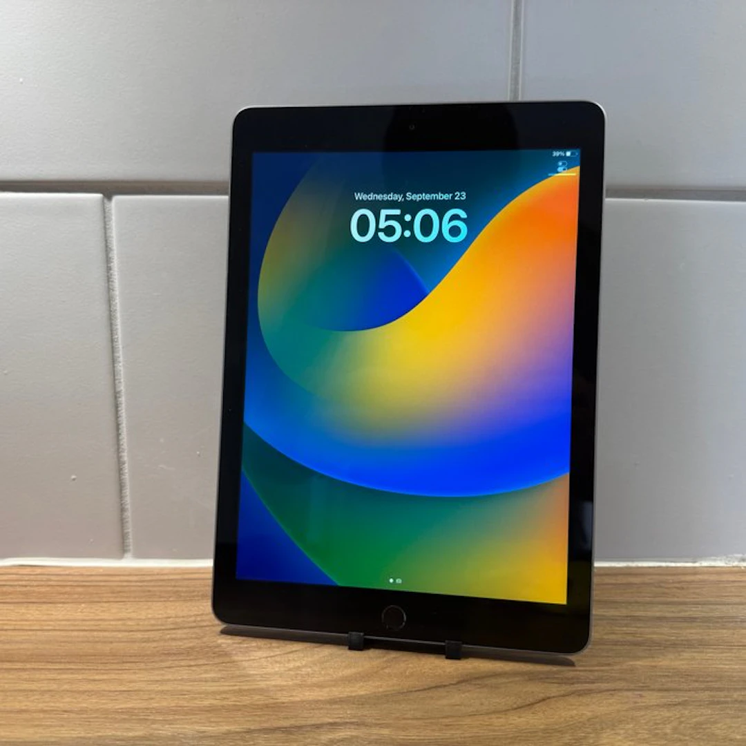 Apple iPad (5th Generation) 128GB Wifi - Mobile phone