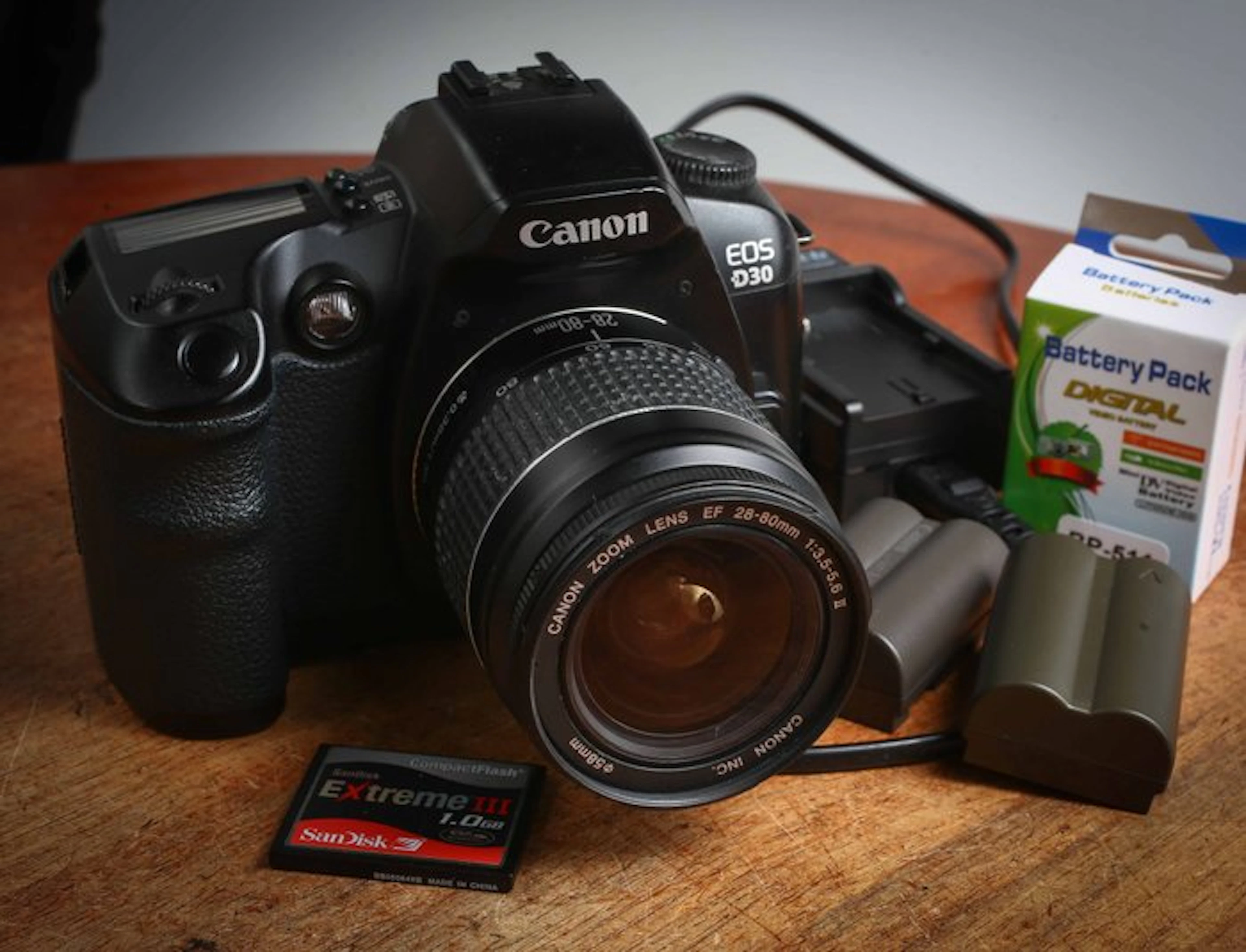 Canon EOS D30 lens 28-80mm 3,5-5,6 II + 2 batteries Digital reflex