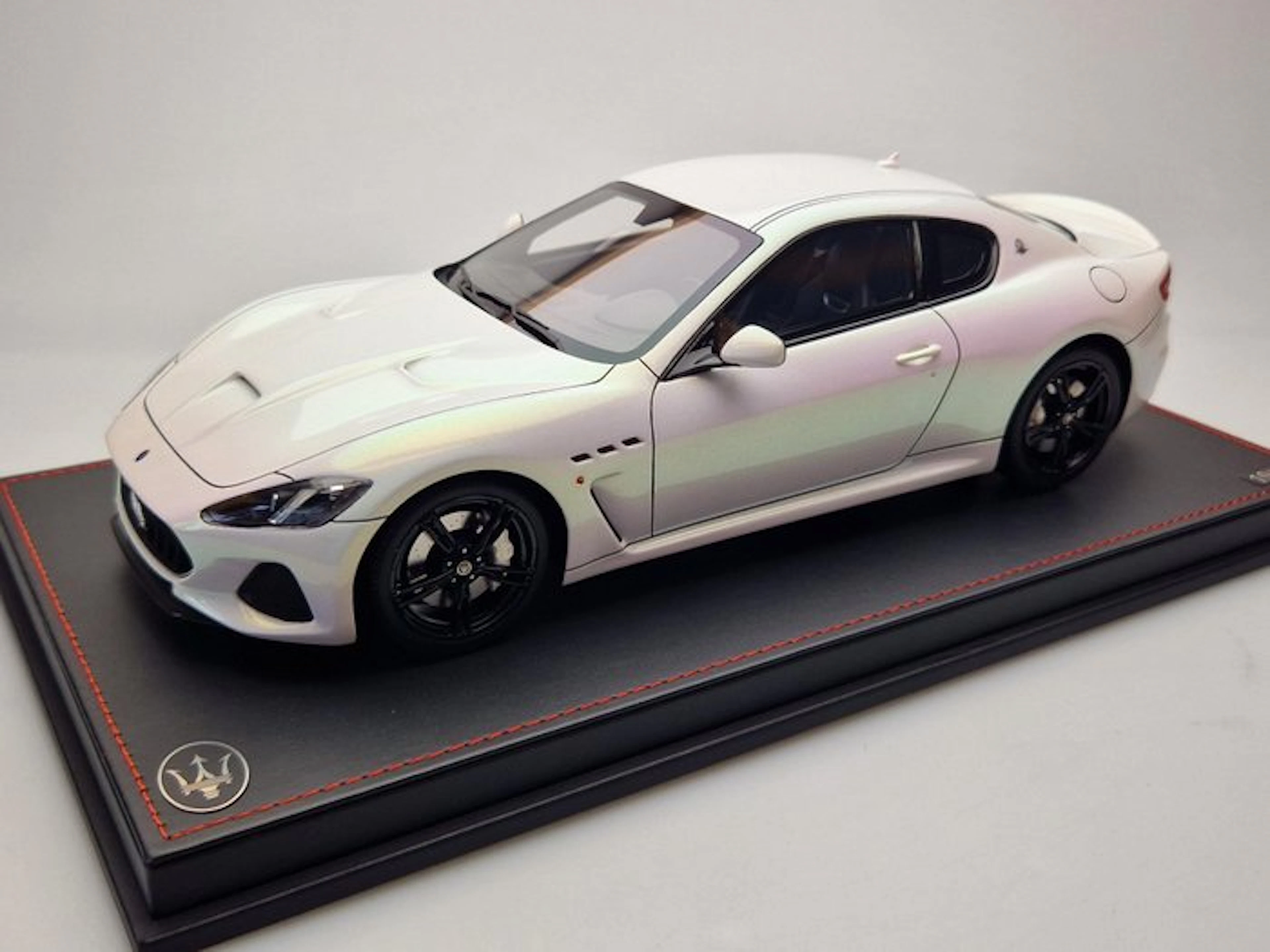 211-TwoEleven 1:18 - Model car - Maserati Gran Turismo –...