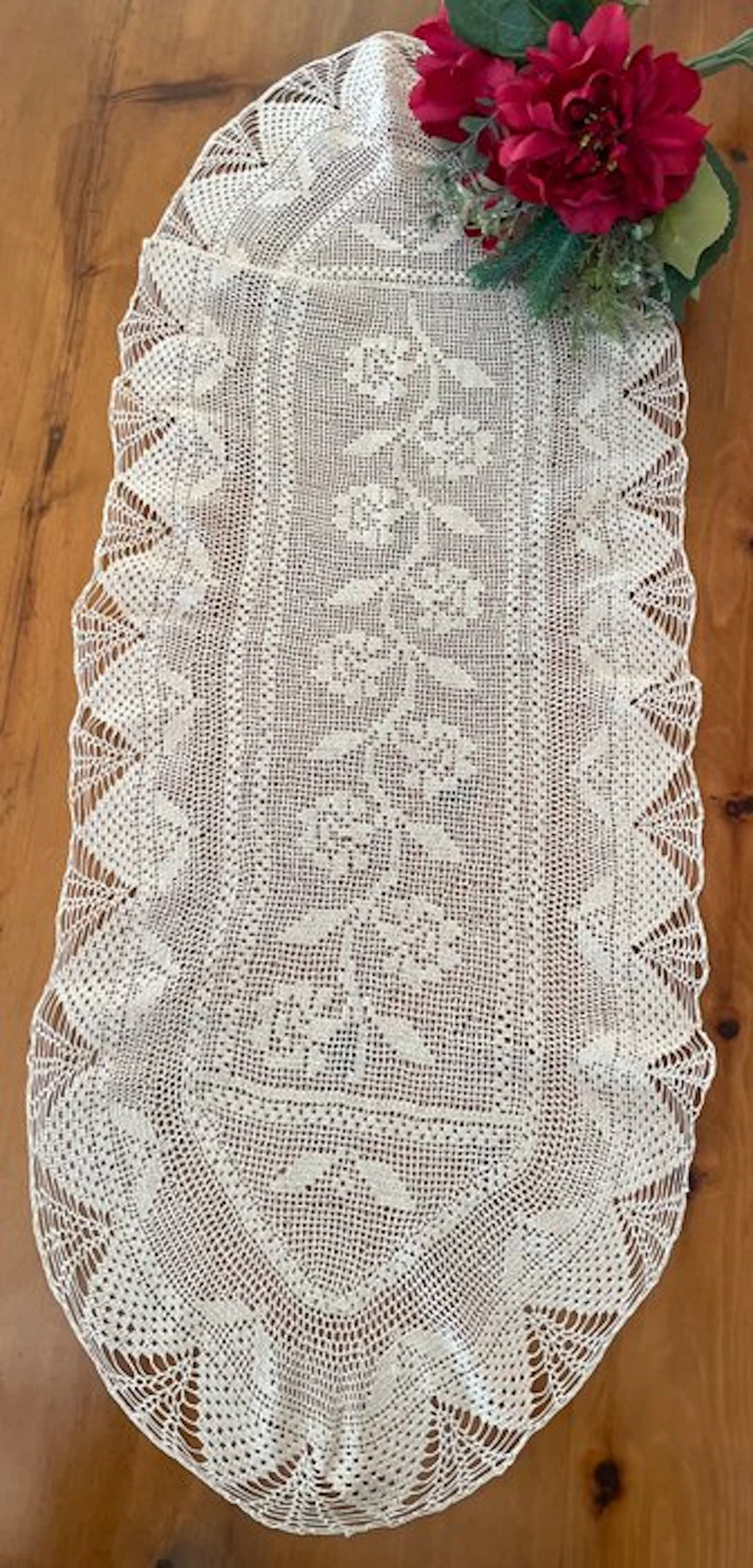 lavorato a mano con la tecnica del filet - Embroidery...