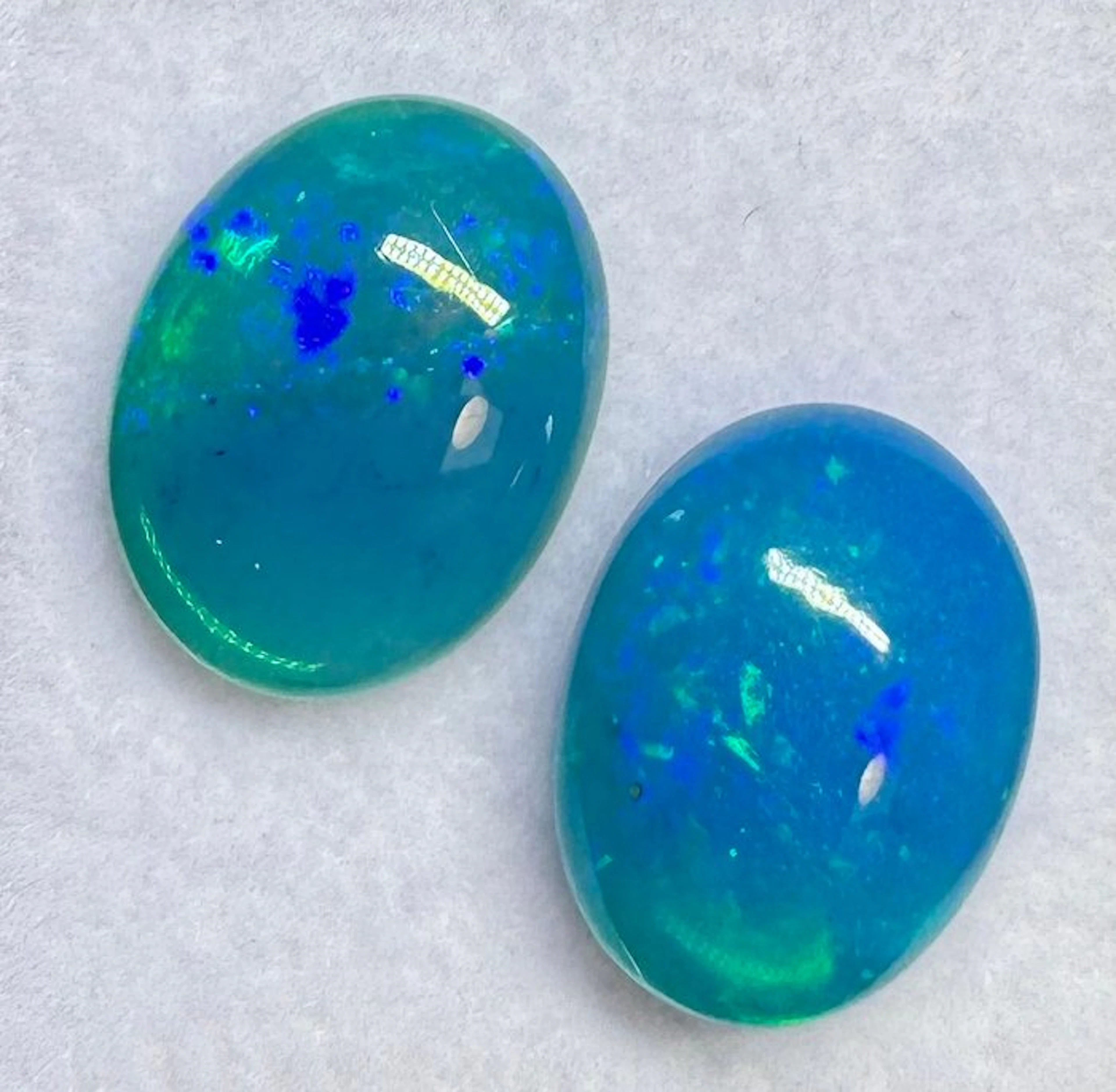 Lot of 2 Ethiopian blue opal cabochons - 3.92 carats Cabochons- 0.78 g - (2)