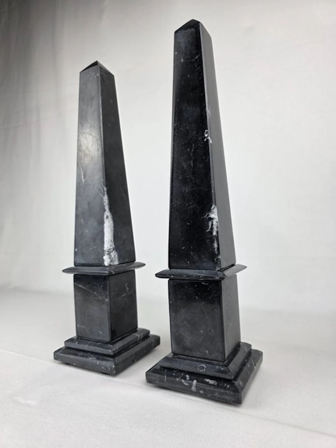 Sculpture, Coppia di Obelischi Neoclassici XX Sec. - 36.5 cm - Nero Marquina