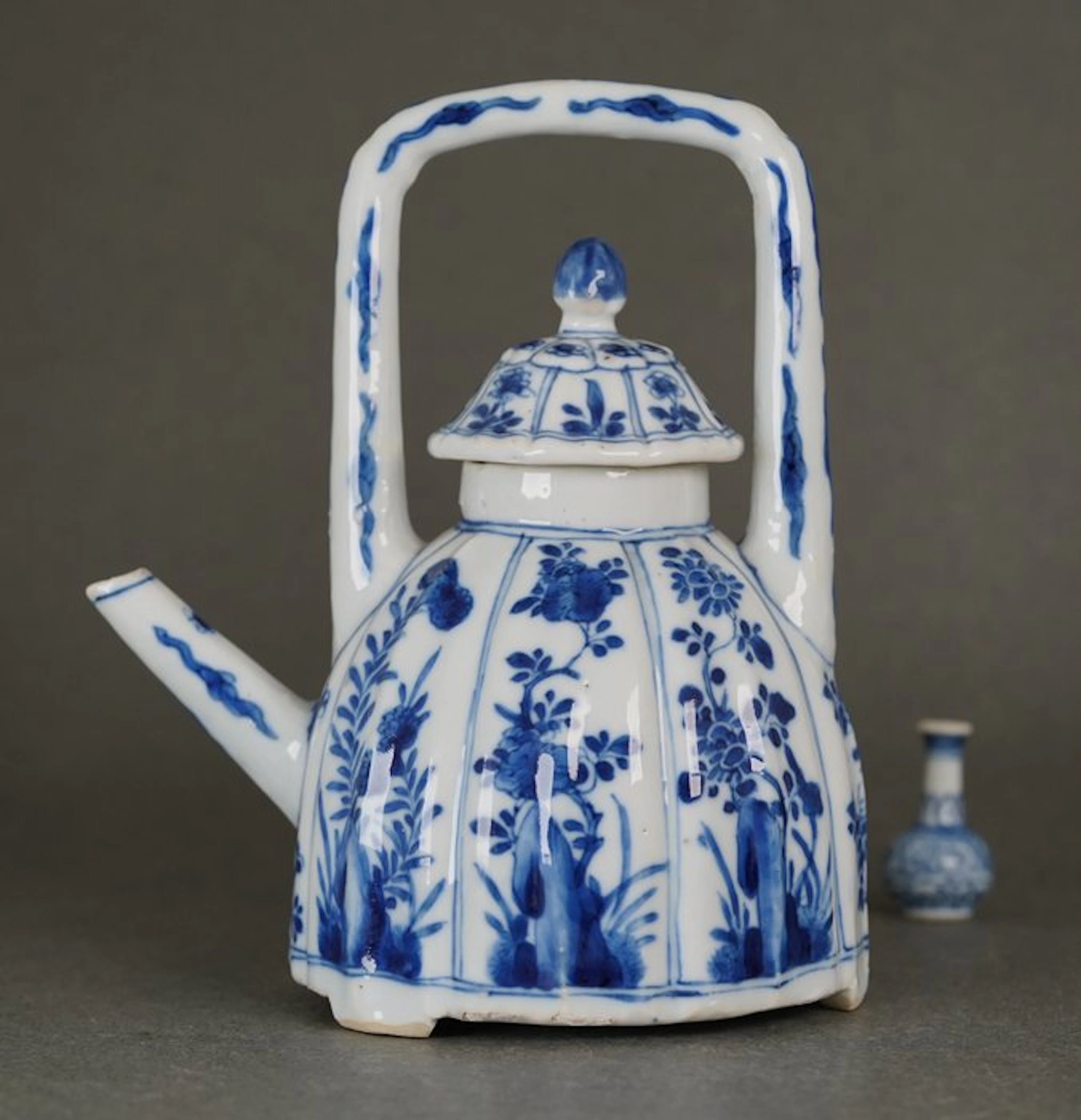 Kangxi (1662-1722) - Teapot - Large - Different Flowers...