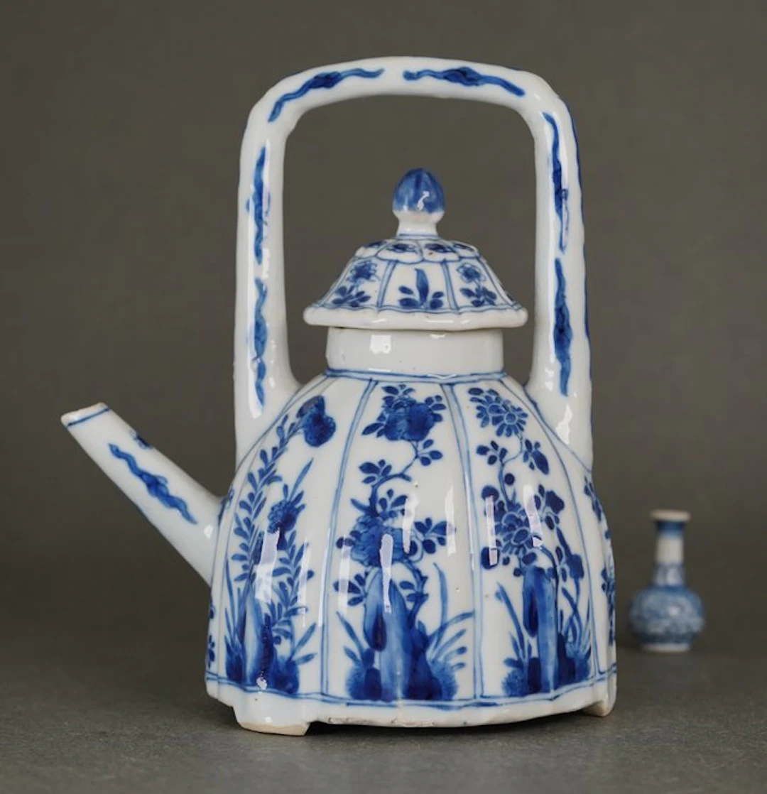 Kangxi (1662-1722) - Teapot - Large - Different Flowers...