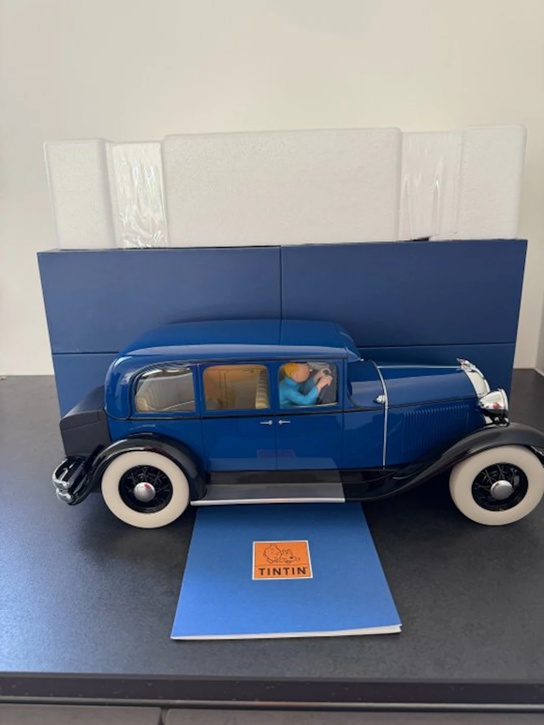 Tintin Tintin car: the blue Chrysler Lotus, 1/12 scale.
