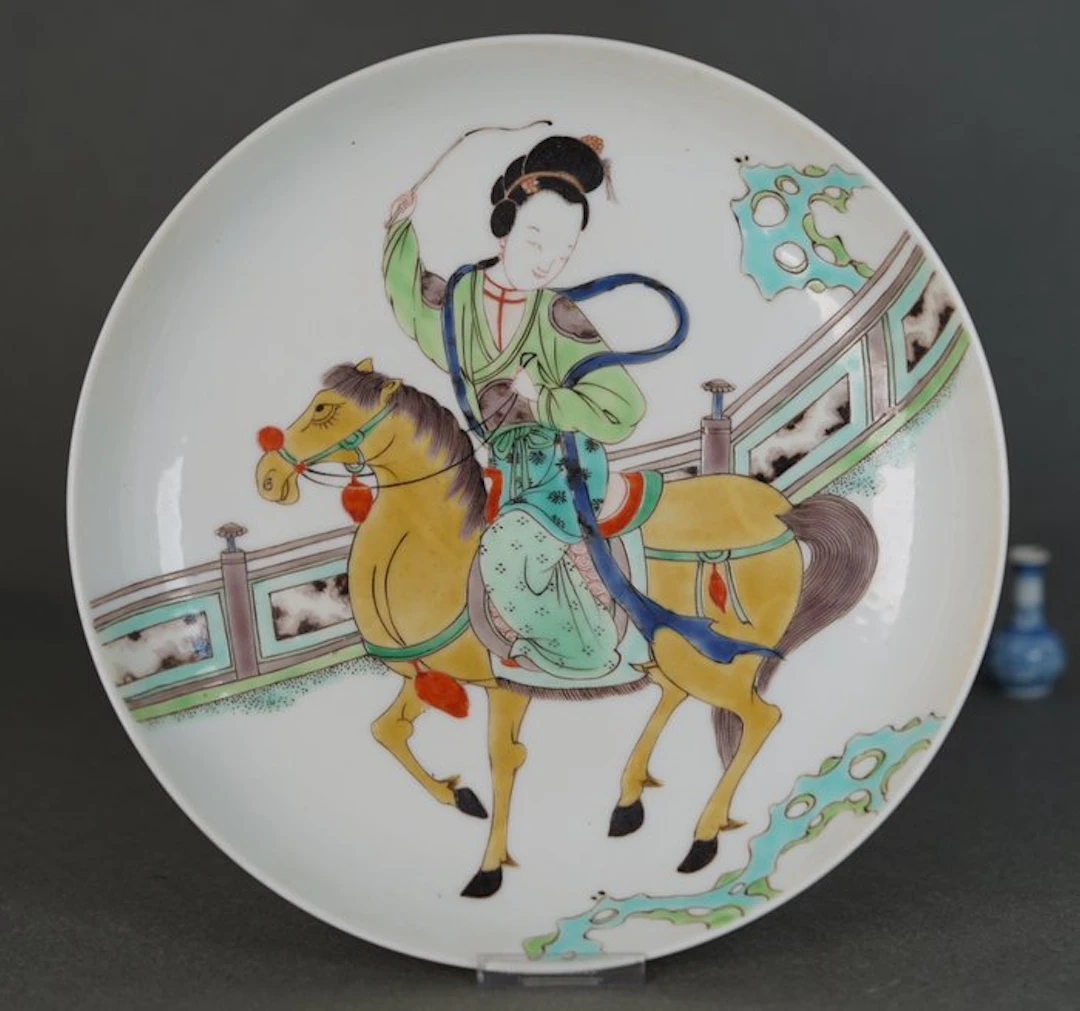Kangxi (1662-1722) - Saucer - A Lady on Prancing Ornate...