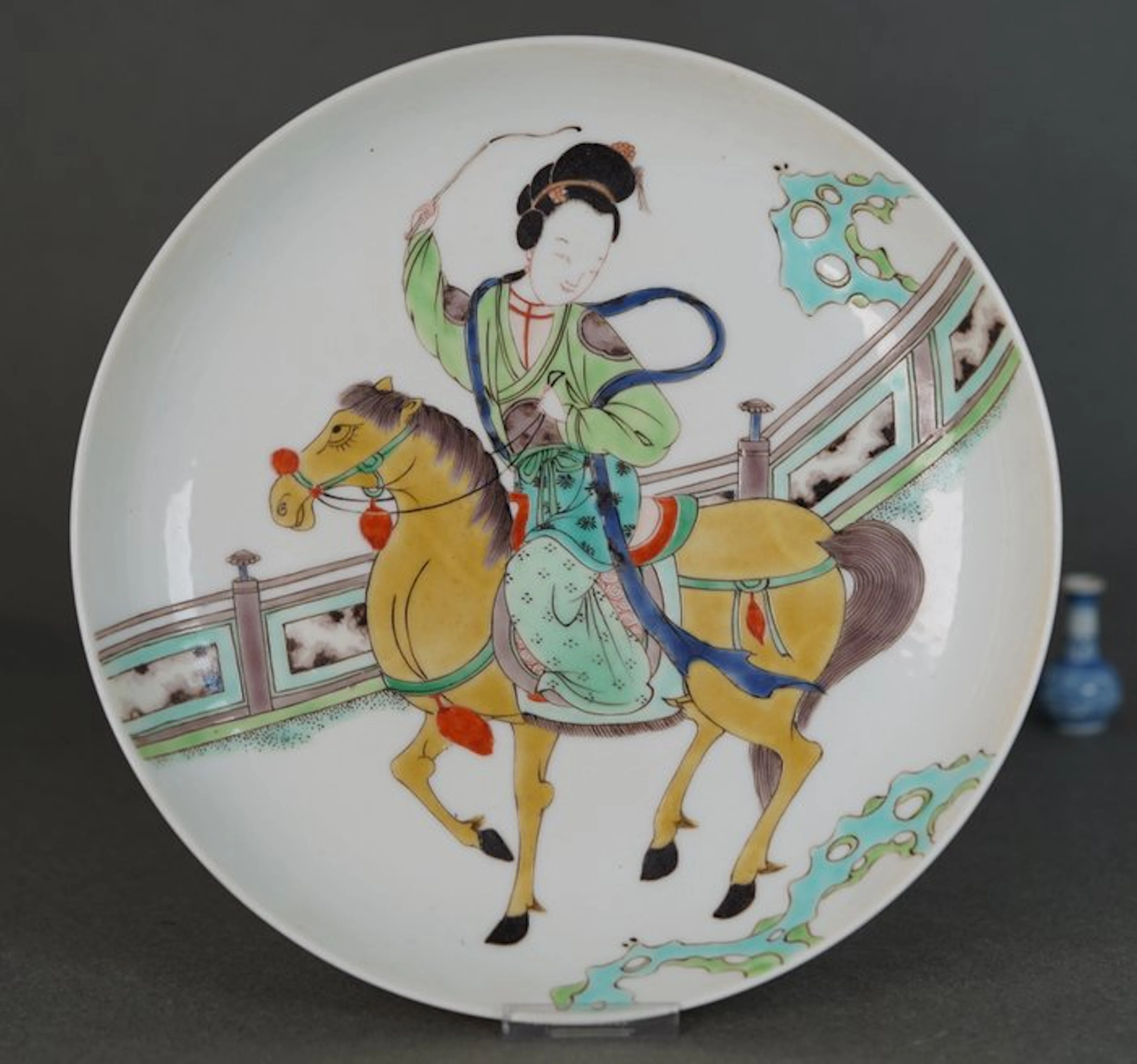 Kangxi (1662-1722) - Saucer - A Lady on Prancing Ornate...