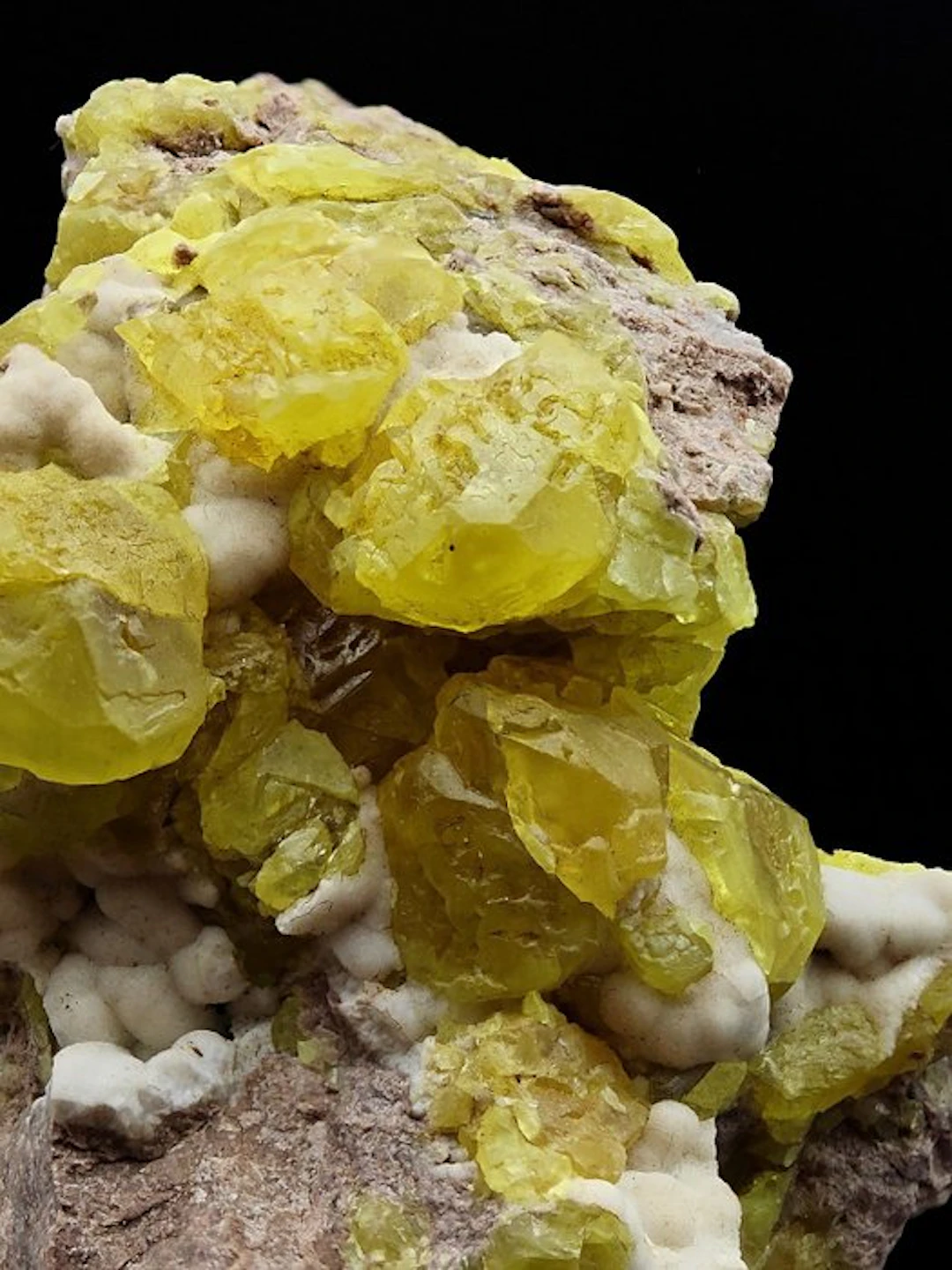 Aesthetic yellow sulfur with aragonite