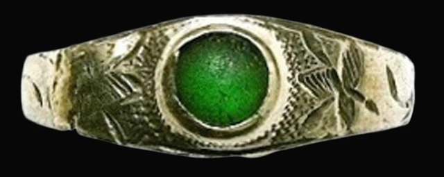 Medieval -Silver ring with a green glass cabochon and a...