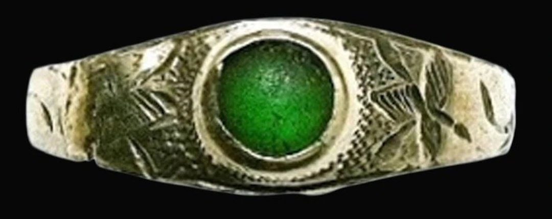 Medieval -Silver ring with a green glass cabochon and a...