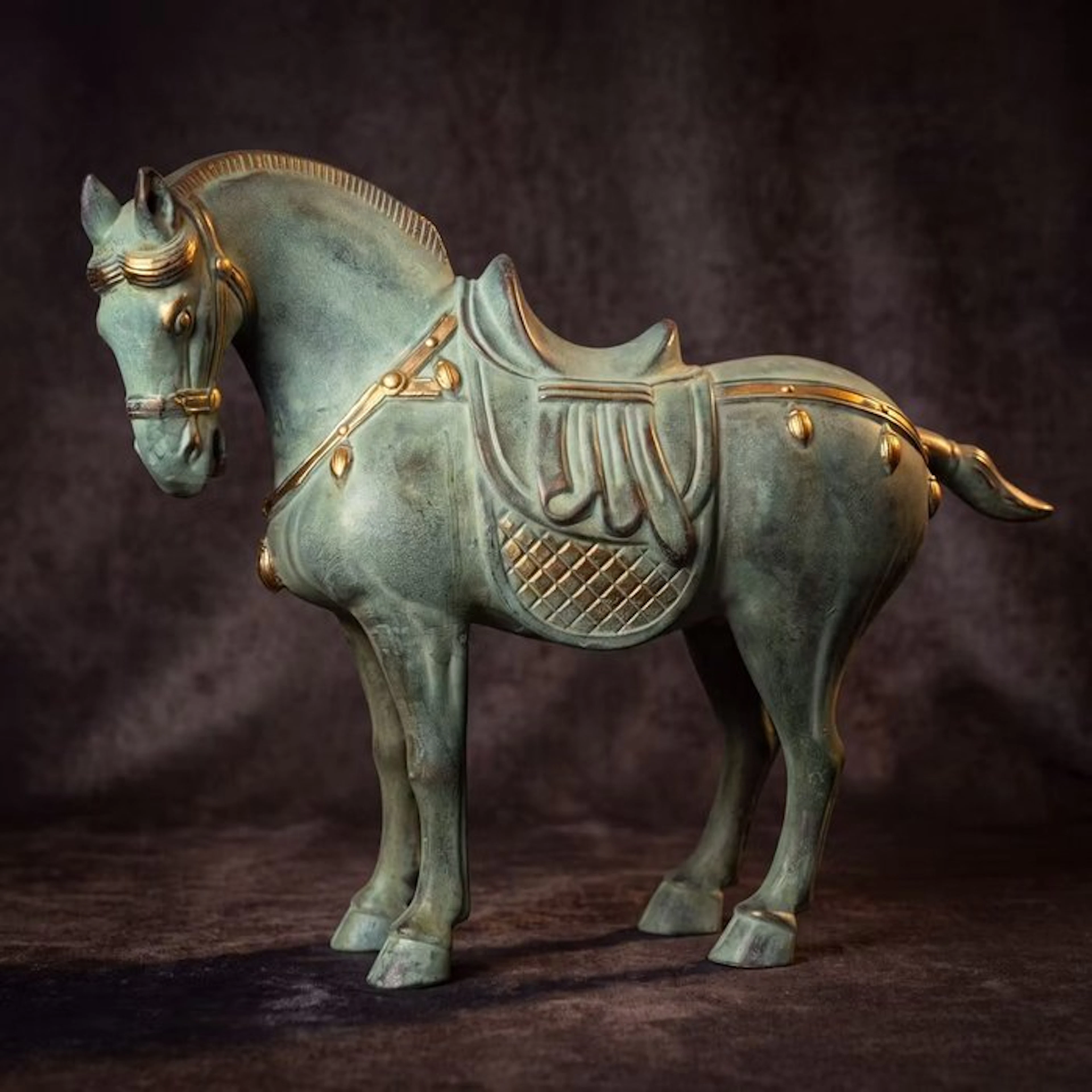 Statue, Exclusief sculptuur van een Tang-Dynastie stijl...