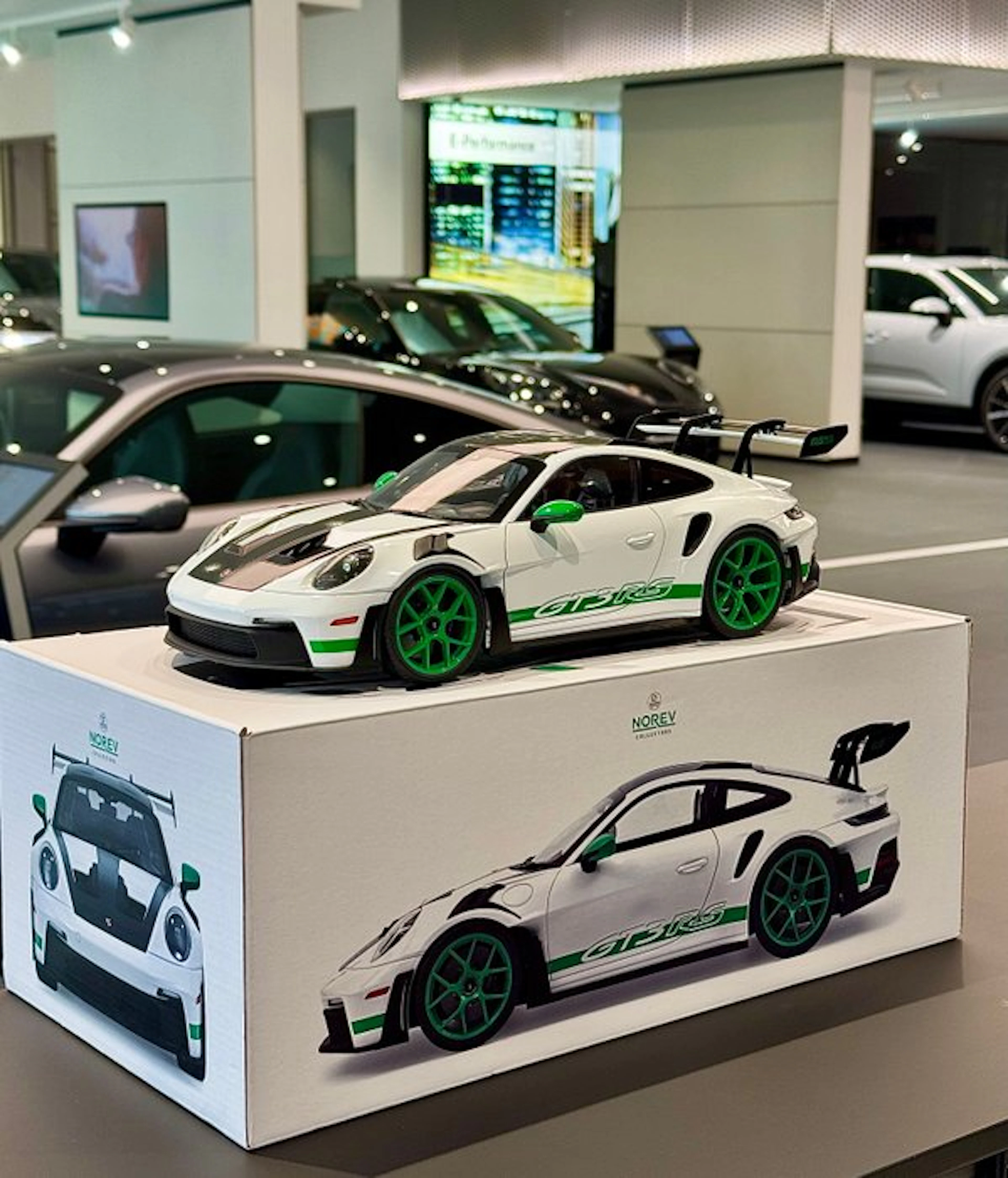 Norev 1:12 - Model car - Porsche 911 992 GT3 RS Weissach...