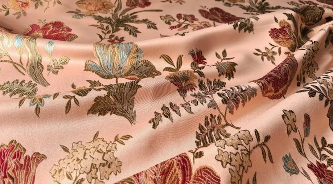 No reserve price!! Pink San Leucio damask fabric with rich floral decoration
