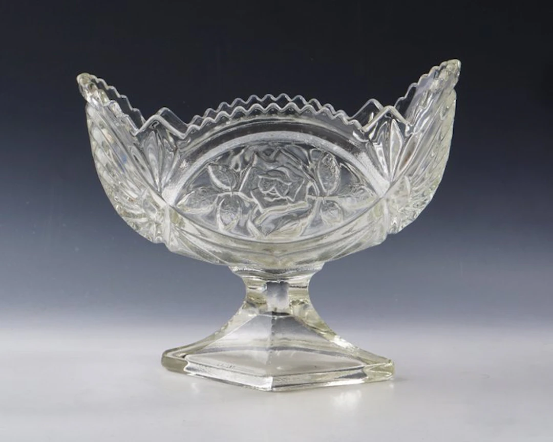 Platter - Centerpiece in boat shape with rose medallions • Hortensja (attrib.)