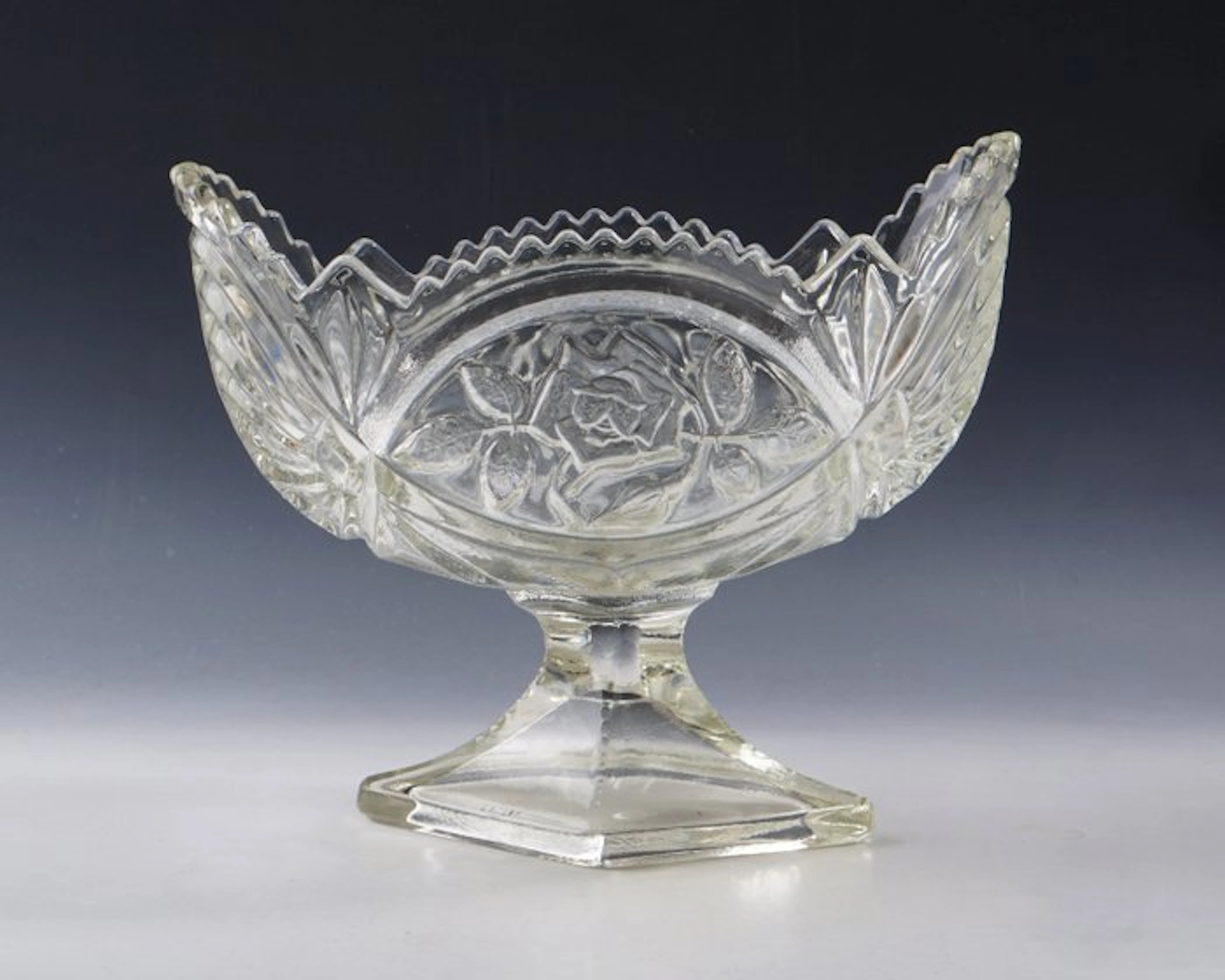 Platter - Centerpiece in boat shape with rose medallions • Hortensja (attrib.)
