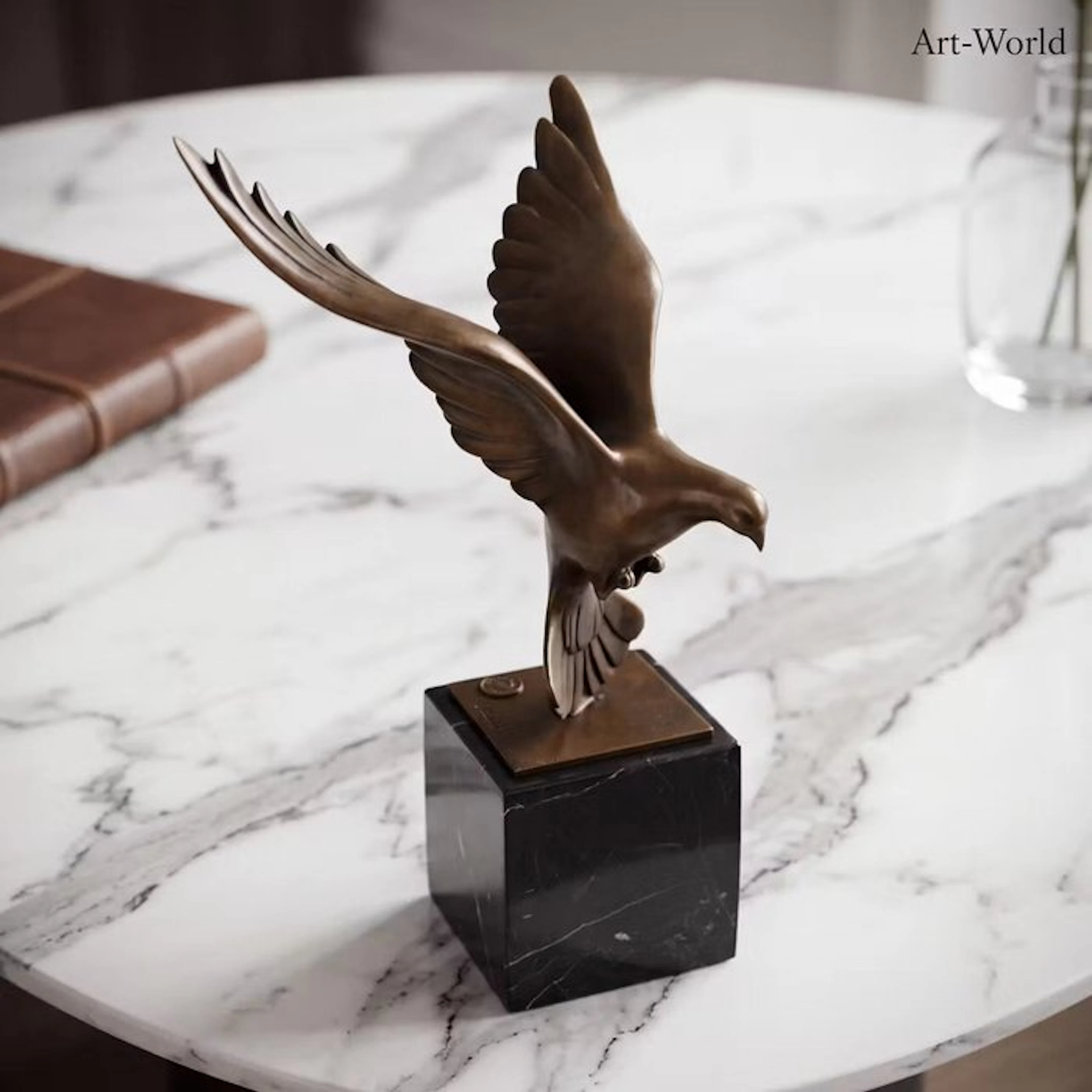 Statue, Vliegende duif. Naar: Coenraad - 28 cm - Bronze, Marble