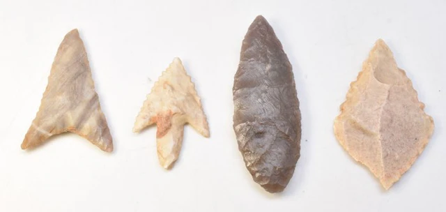 Neolithic Jasper, Flint 4 Amazing Arrowheads 3 cm to 4.6 cm (No reserve price)