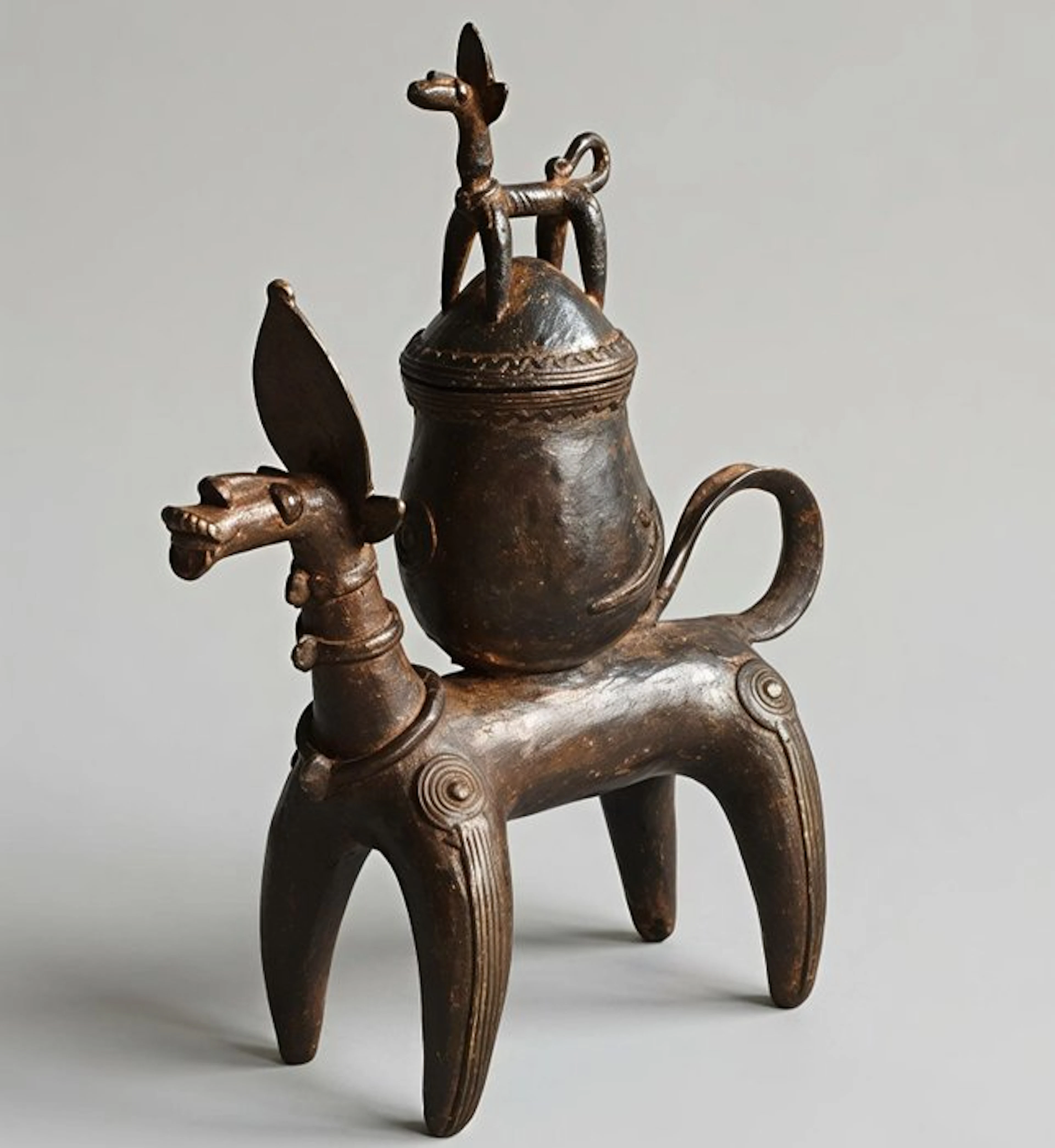 Ointment pot on a mythical animal, 32 cm - Dogon - Mali